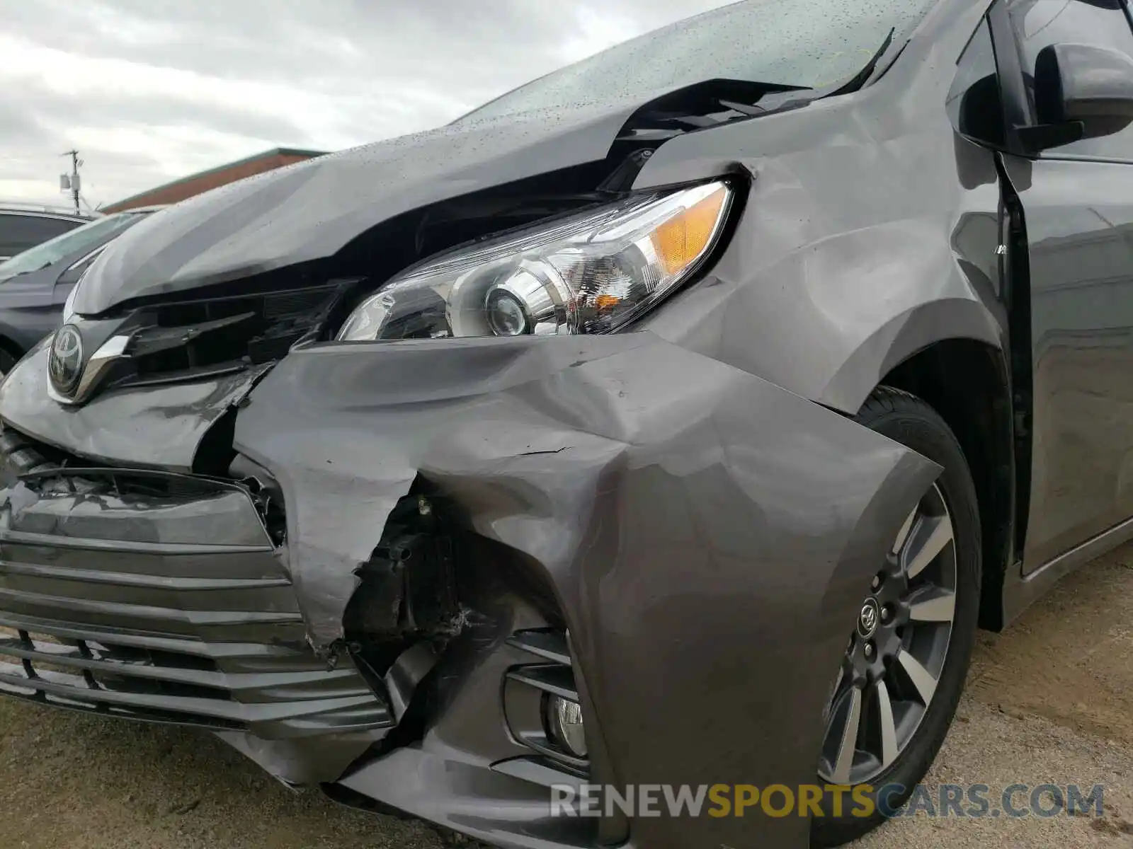 9 Photograph of a damaged car 5TDDZ3DC6KS214942 TOYOTA SIENNA 2019