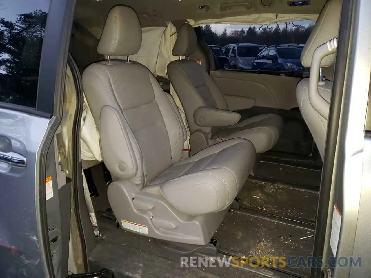 6 Photograph of a damaged car 5TDDZ3DC6KS218585 TOYOTA SIENNA 2019