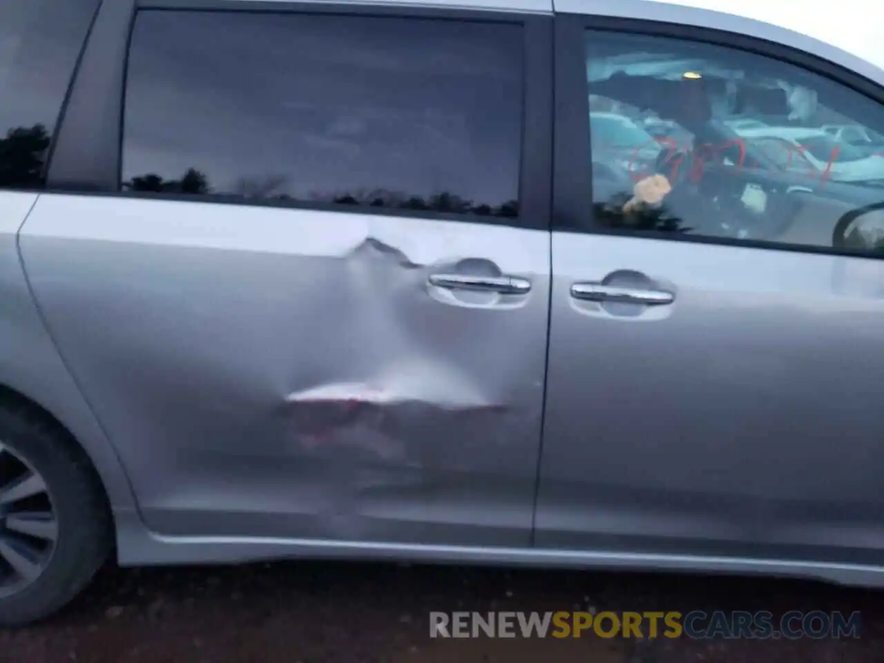 9 Photograph of a damaged car 5TDDZ3DC6KS218585 TOYOTA SIENNA 2019