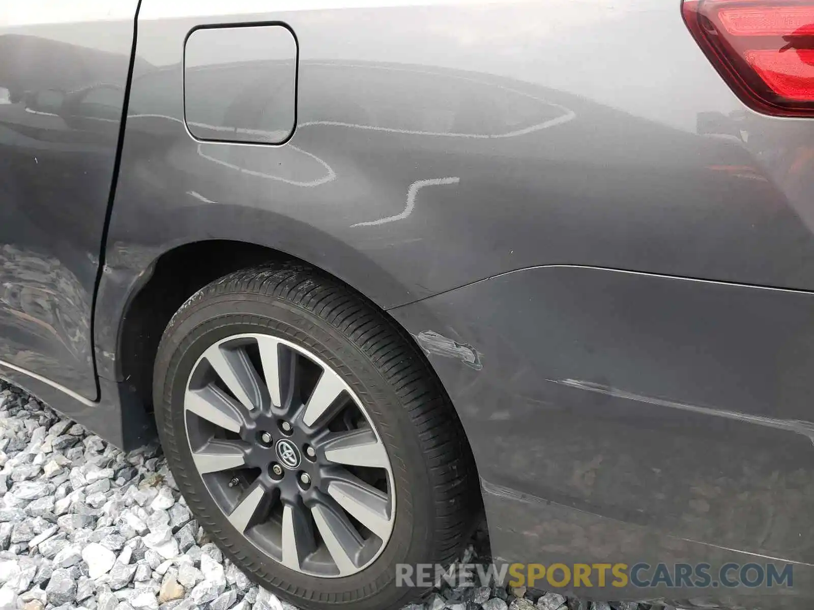 9 Photograph of a damaged car 5TDDZ3DC6KS225374 TOYOTA SIENNA 2019