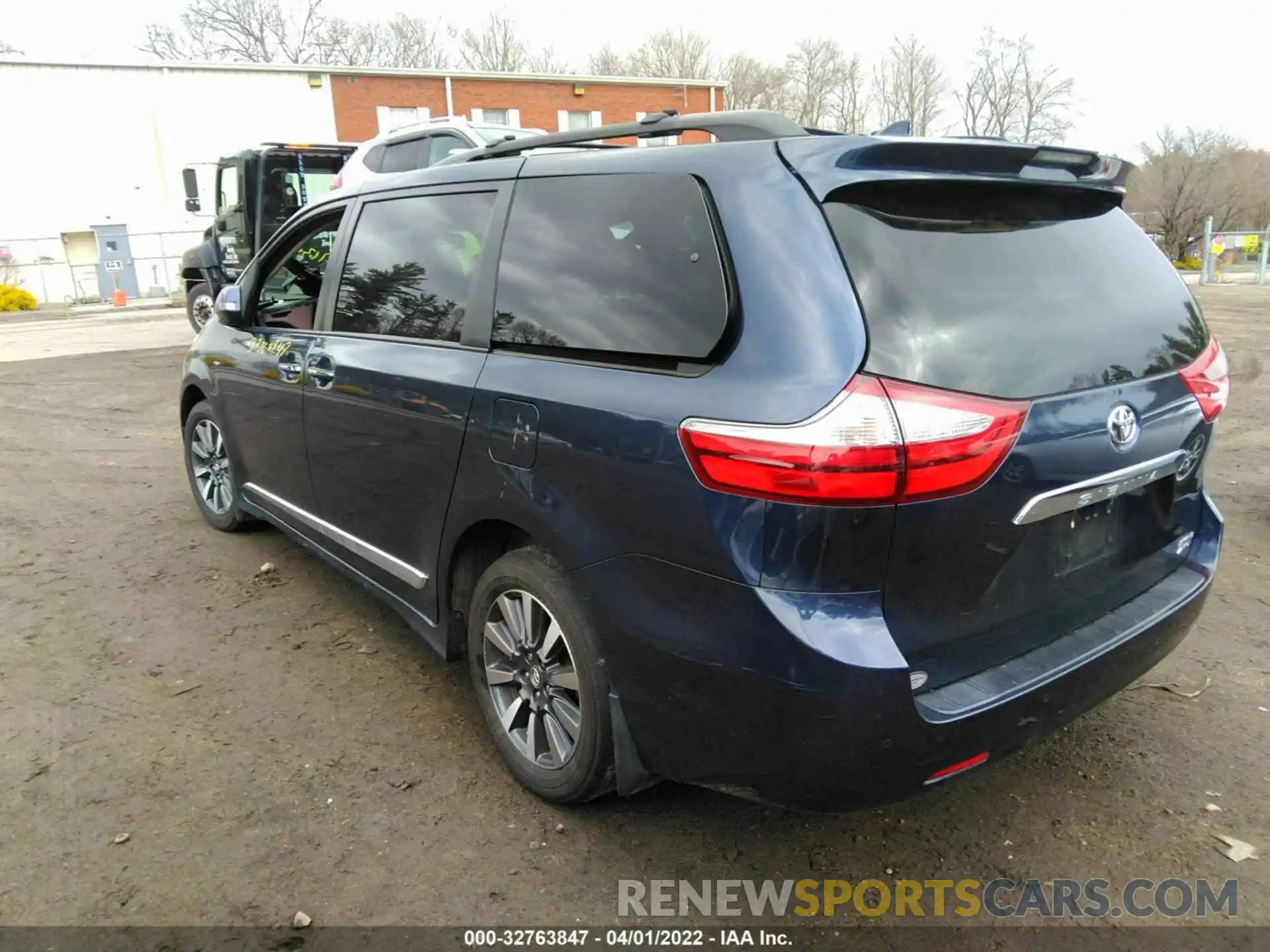 3 Фотография поврежденного автомобиля 5TDDZ3DC7KS211631 TOYOTA SIENNA 2019