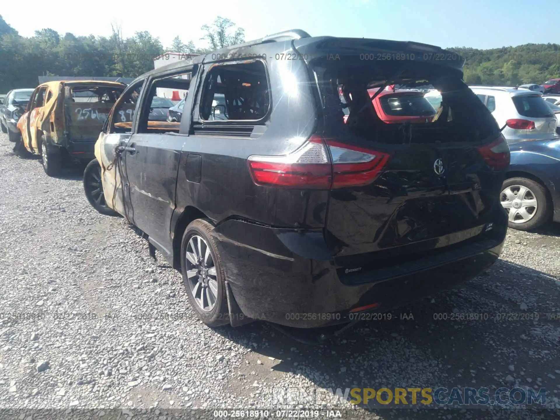 3 Photograph of a damaged car 5TDDZ3DC7KS212097 TOYOTA SIENNA 2019