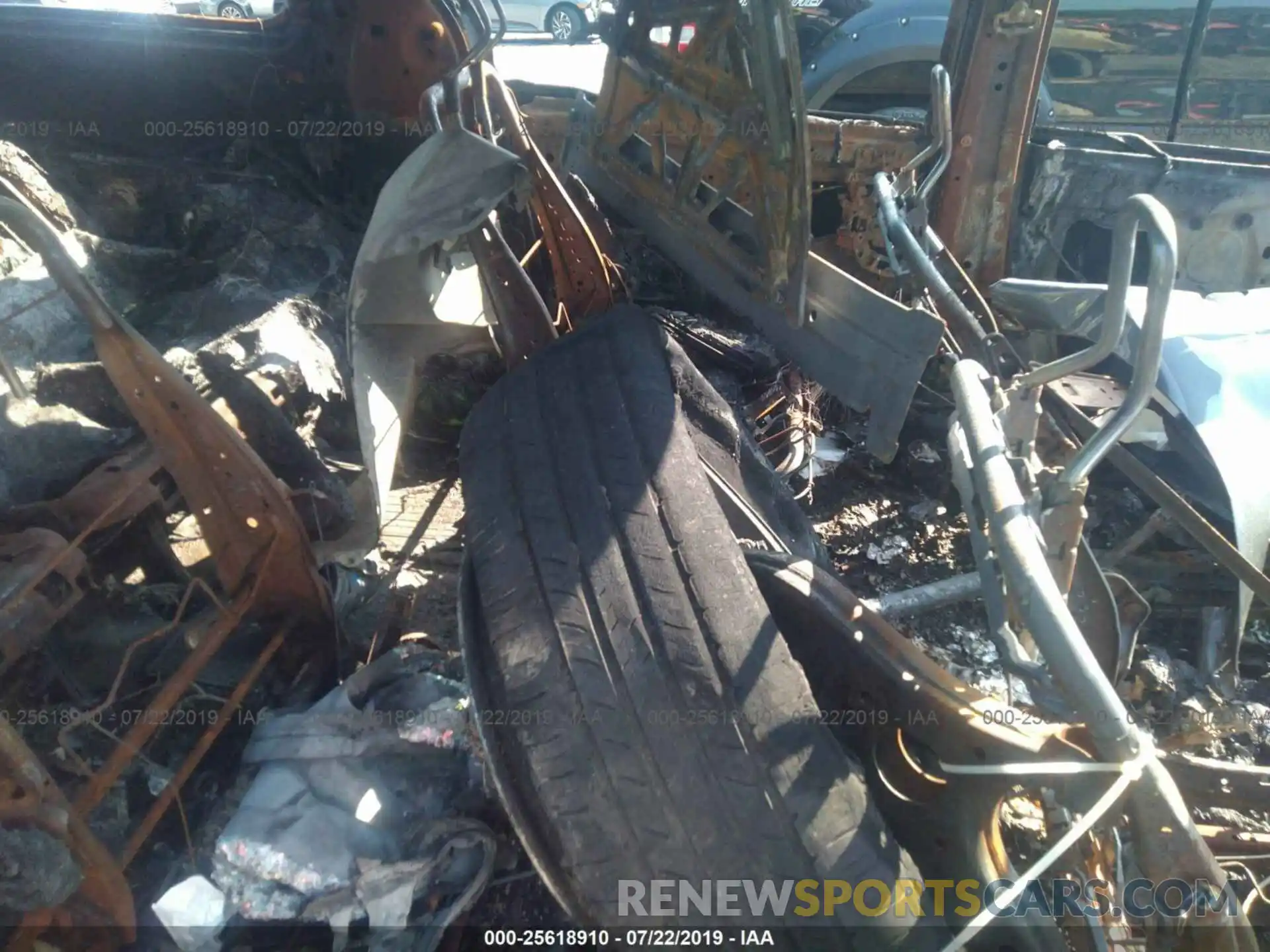 8 Photograph of a damaged car 5TDDZ3DC7KS212097 TOYOTA SIENNA 2019