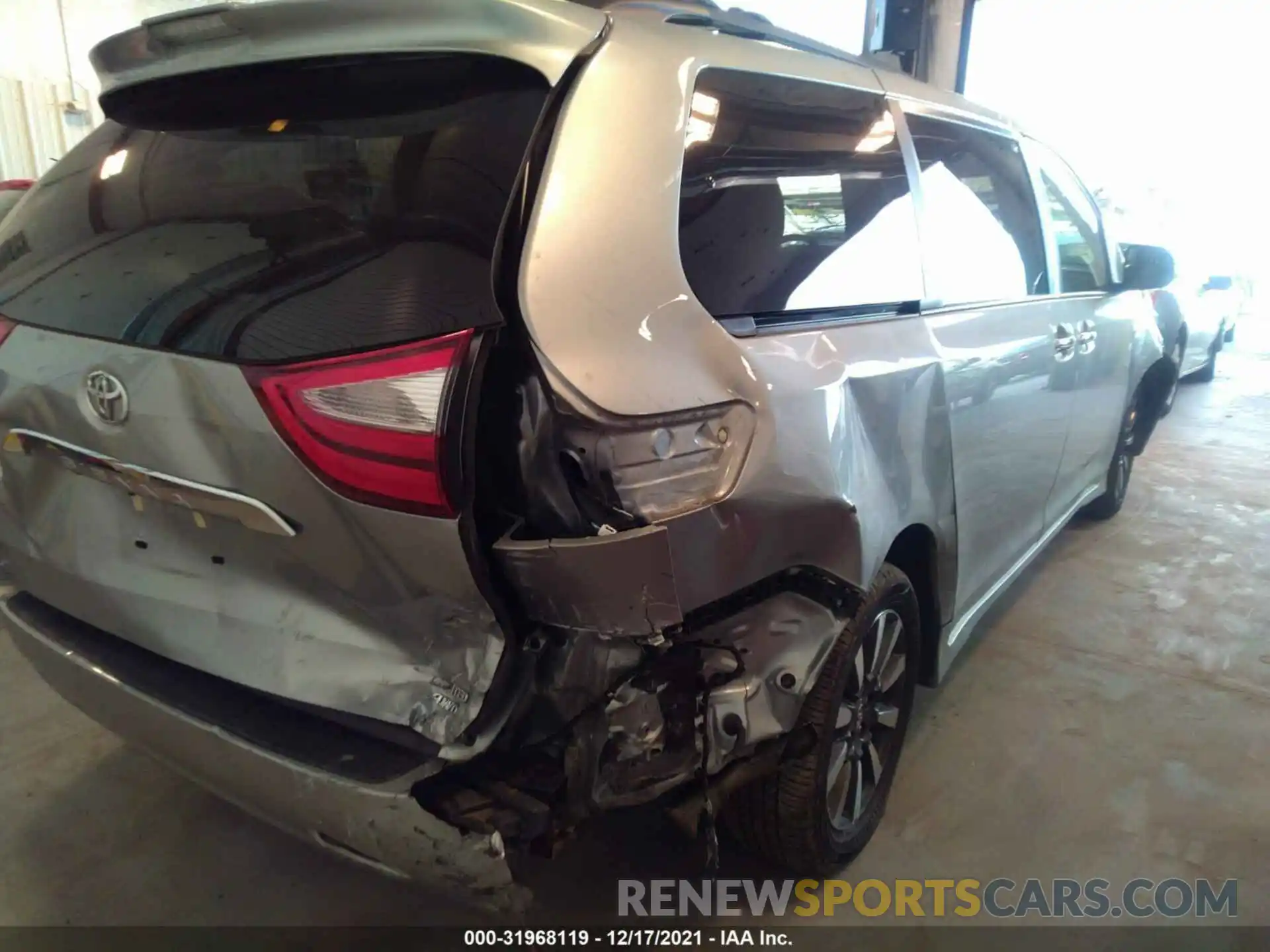 4 Photograph of a damaged car 5TDDZ3DC7KS213265 TOYOTA SIENNA 2019