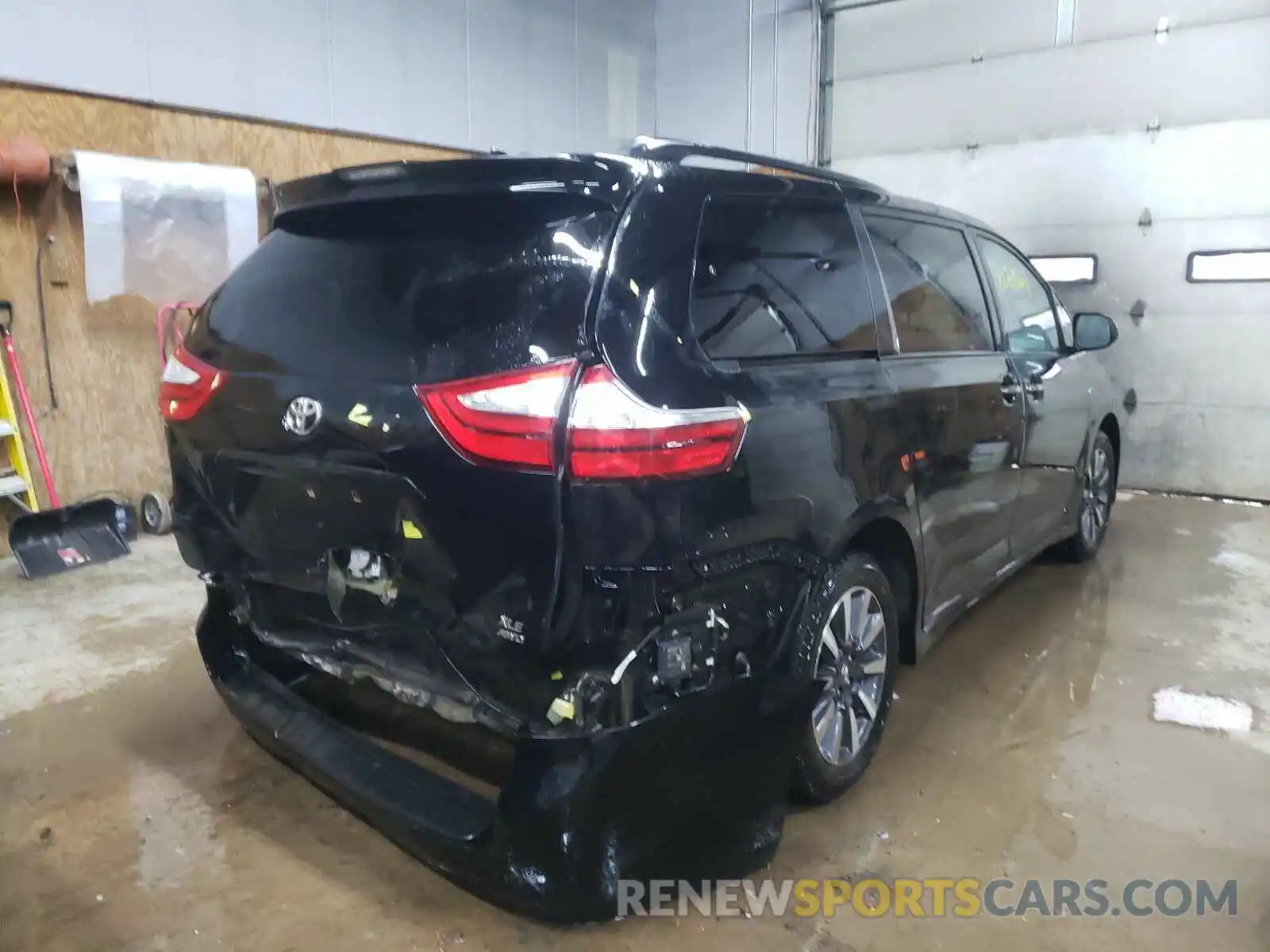 4 Photograph of a damaged car 5TDDZ3DC7KS220748 TOYOTA SIENNA 2019