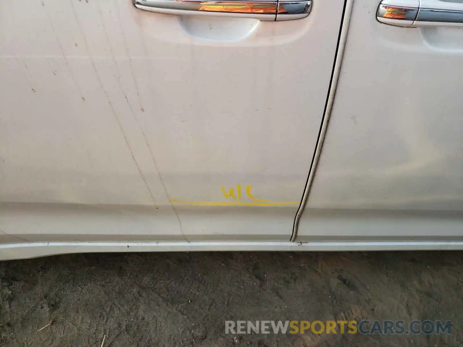 9 Photograph of a damaged car 5TDDZ3DC7KS224301 TOYOTA SIENNA 2019