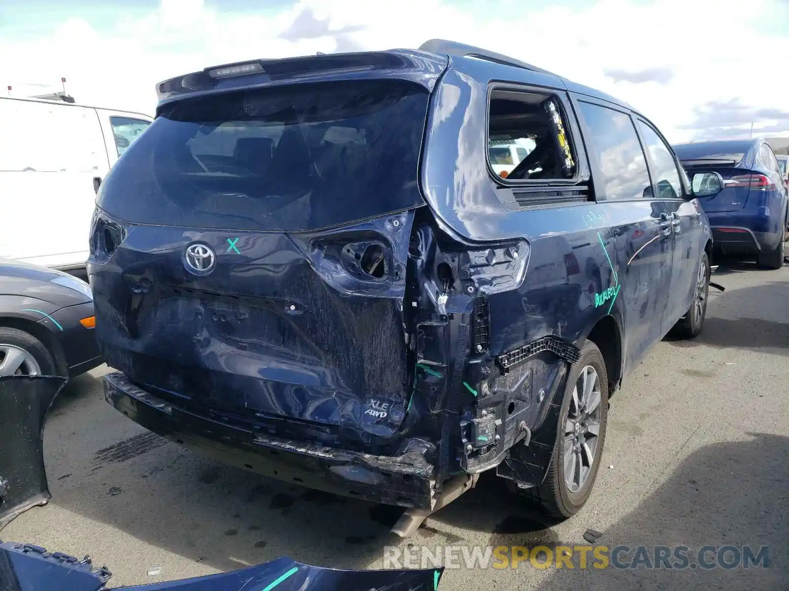 4 Photograph of a damaged car 5TDDZ3DC7KS225206 TOYOTA SIENNA 2019