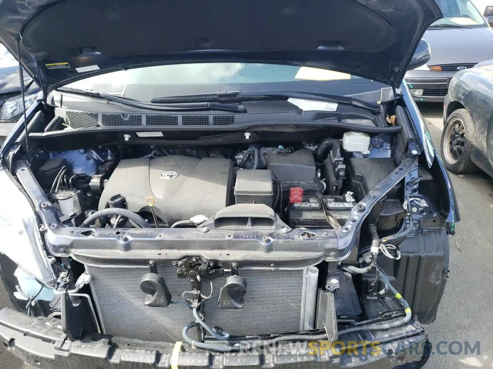 7 Photograph of a damaged car 5TDDZ3DC7KS225206 TOYOTA SIENNA 2019