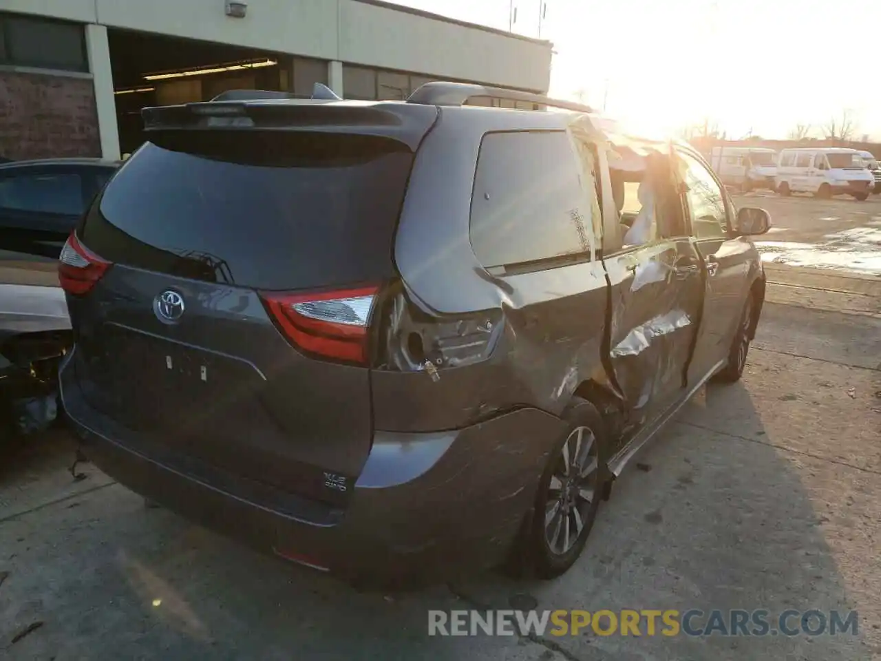 4 Photograph of a damaged car 5TDDZ3DC7KS226856 TOYOTA SIENNA 2019