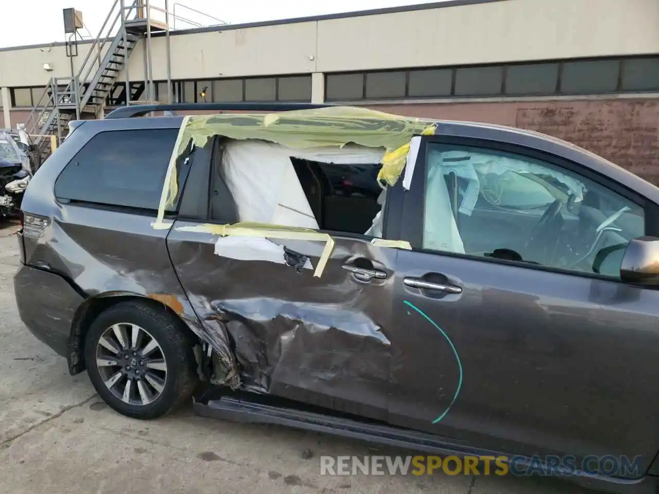 9 Photograph of a damaged car 5TDDZ3DC7KS226856 TOYOTA SIENNA 2019