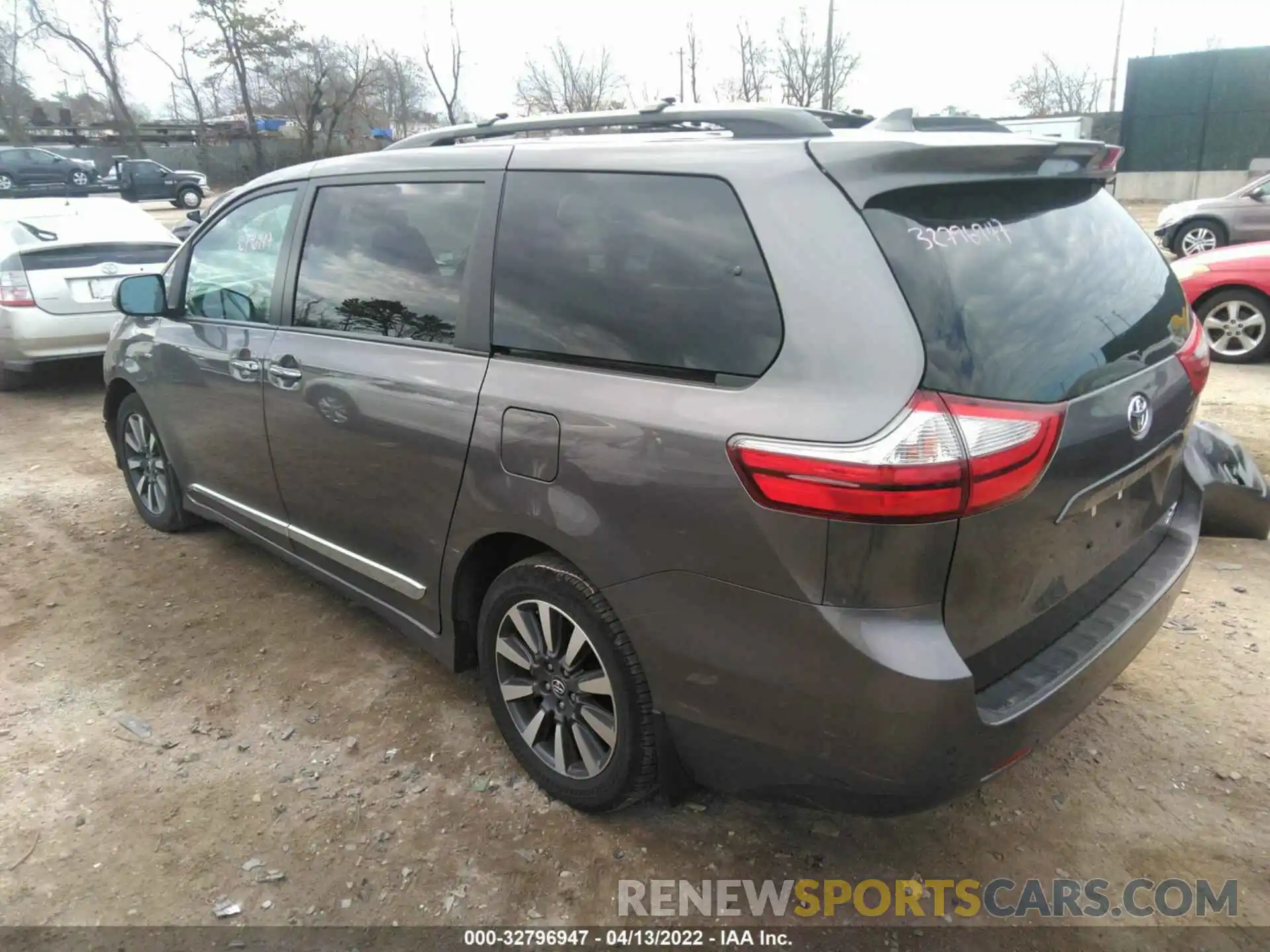 3 Photograph of a damaged car 5TDDZ3DC7KS227893 TOYOTA SIENNA 2019