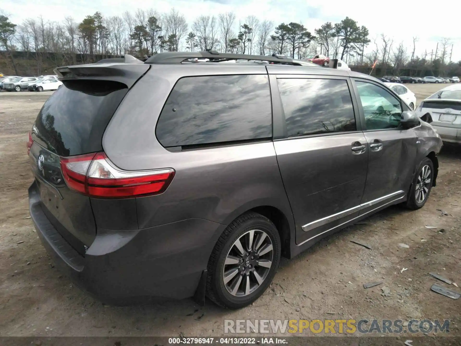 4 Photograph of a damaged car 5TDDZ3DC7KS227893 TOYOTA SIENNA 2019