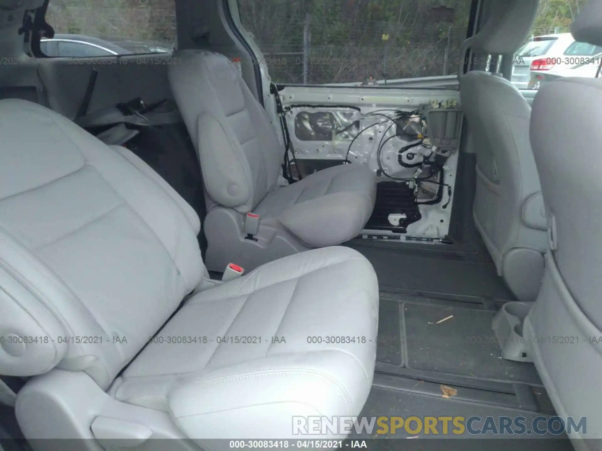 8 Photograph of a damaged car 5TDDZ3DC8KS213016 TOYOTA SIENNA 2019