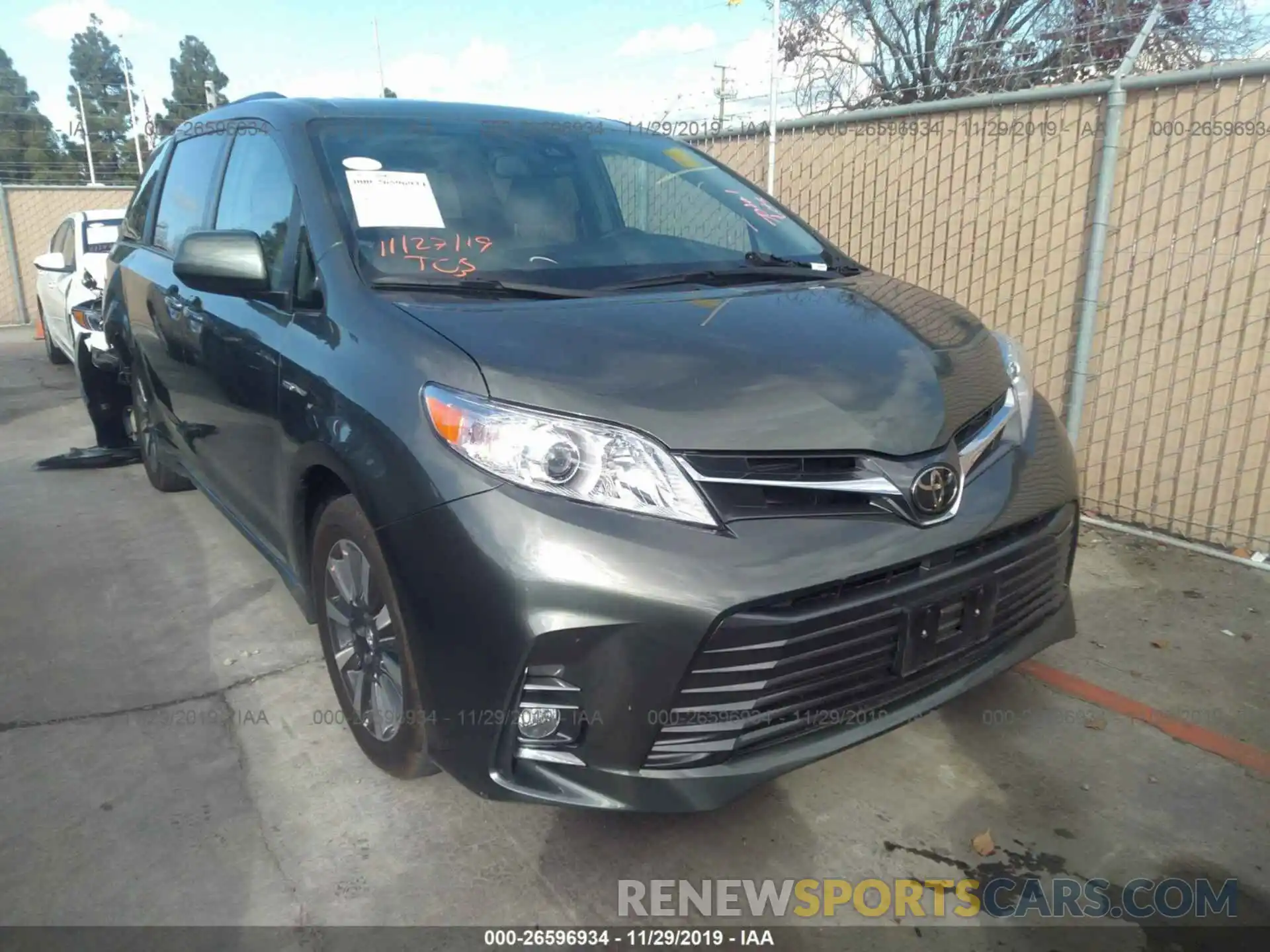 1 Photograph of a damaged car 5TDDZ3DC8KS215588 TOYOTA SIENNA 2019