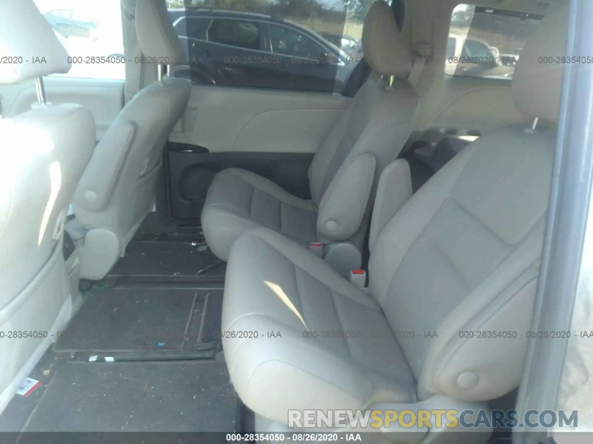 8 Photograph of a damaged car 5TDDZ3DC8KS220497 TOYOTA SIENNA 2019