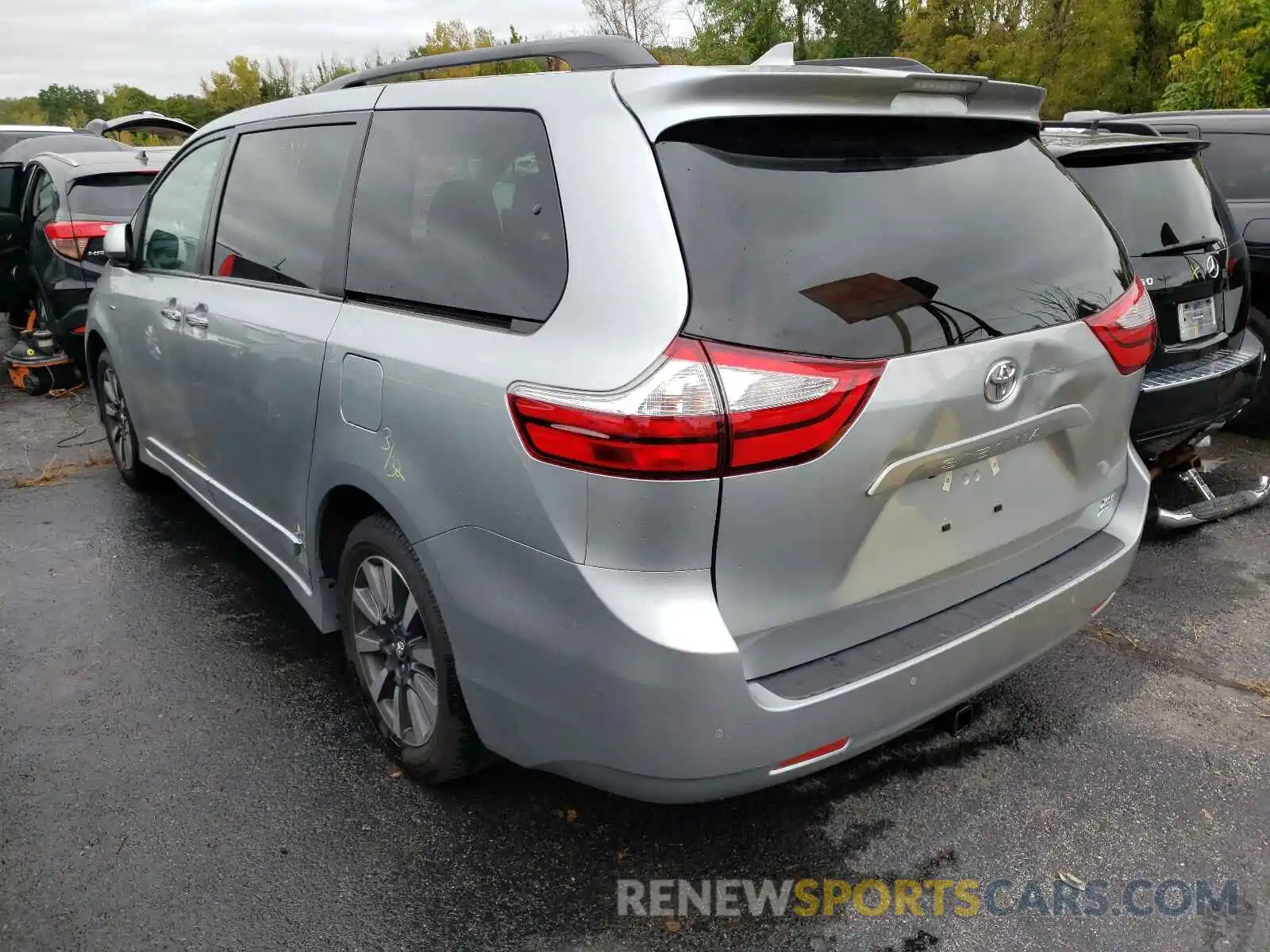 3 Photograph of a damaged car 5TDDZ3DC8KS220743 TOYOTA SIENNA 2019