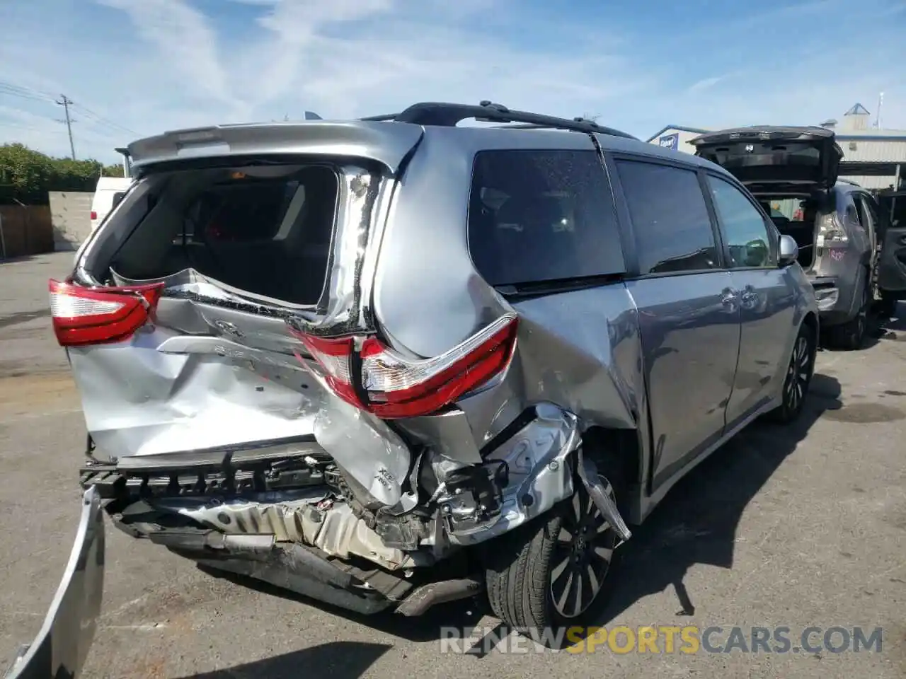 4 Photograph of a damaged car 5TDDZ3DC8KS224257 TOYOTA SIENNA 2019