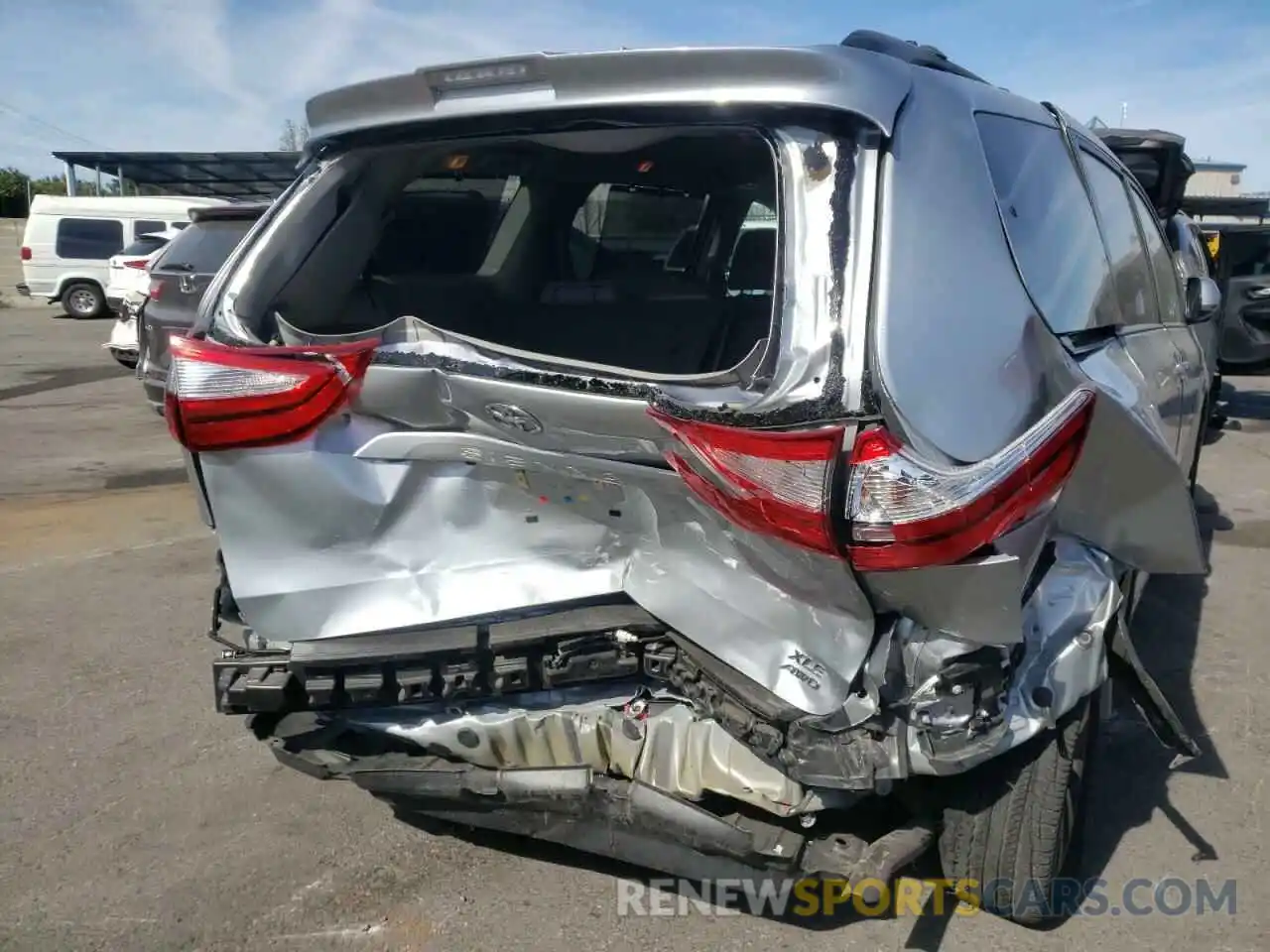 9 Photograph of a damaged car 5TDDZ3DC8KS224257 TOYOTA SIENNA 2019