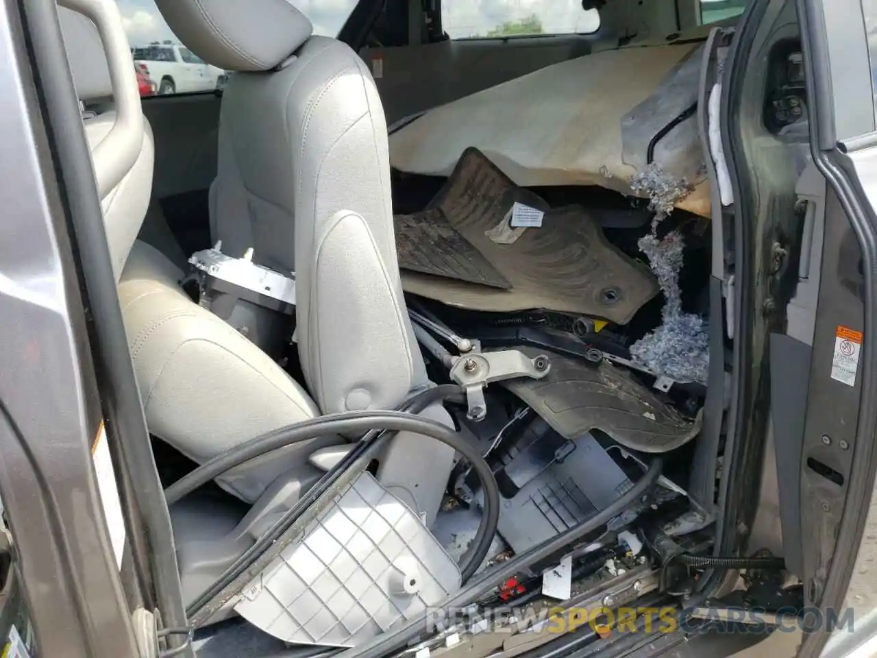 9 Photograph of a damaged car 5TDDZ3DC8KS226946 TOYOTA SIENNA 2019