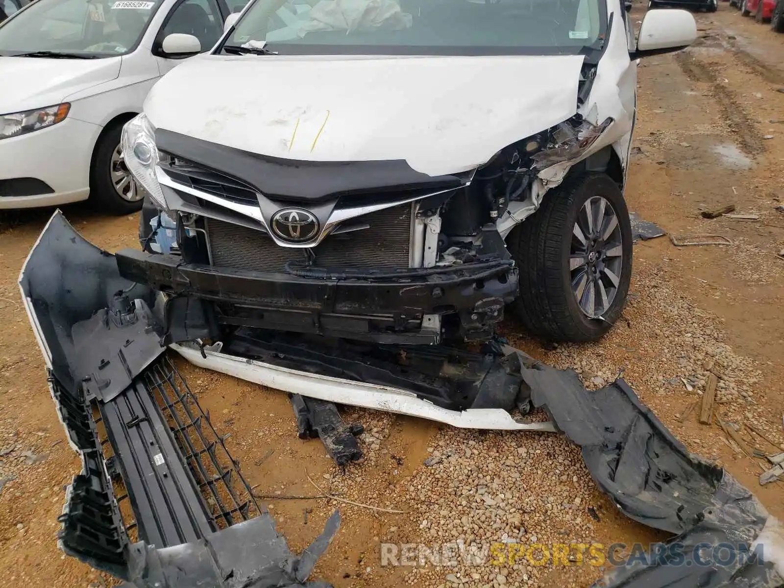 9 Photograph of a damaged car 5TDDZ3DC9KS220220 TOYOTA SIENNA 2019