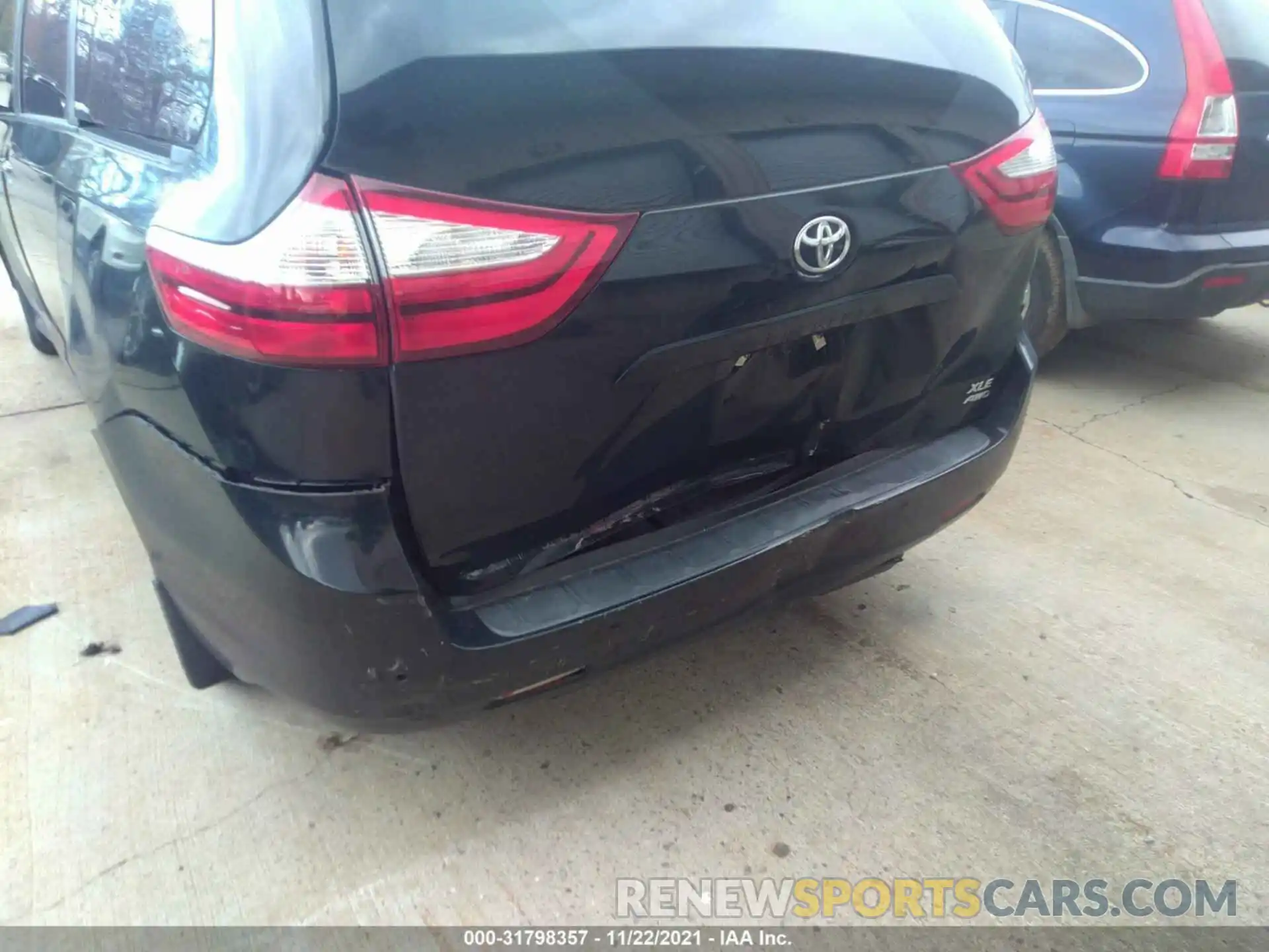 6 Photograph of a damaged car 5TDDZ3DC9KS221657 TOYOTA SIENNA 2019