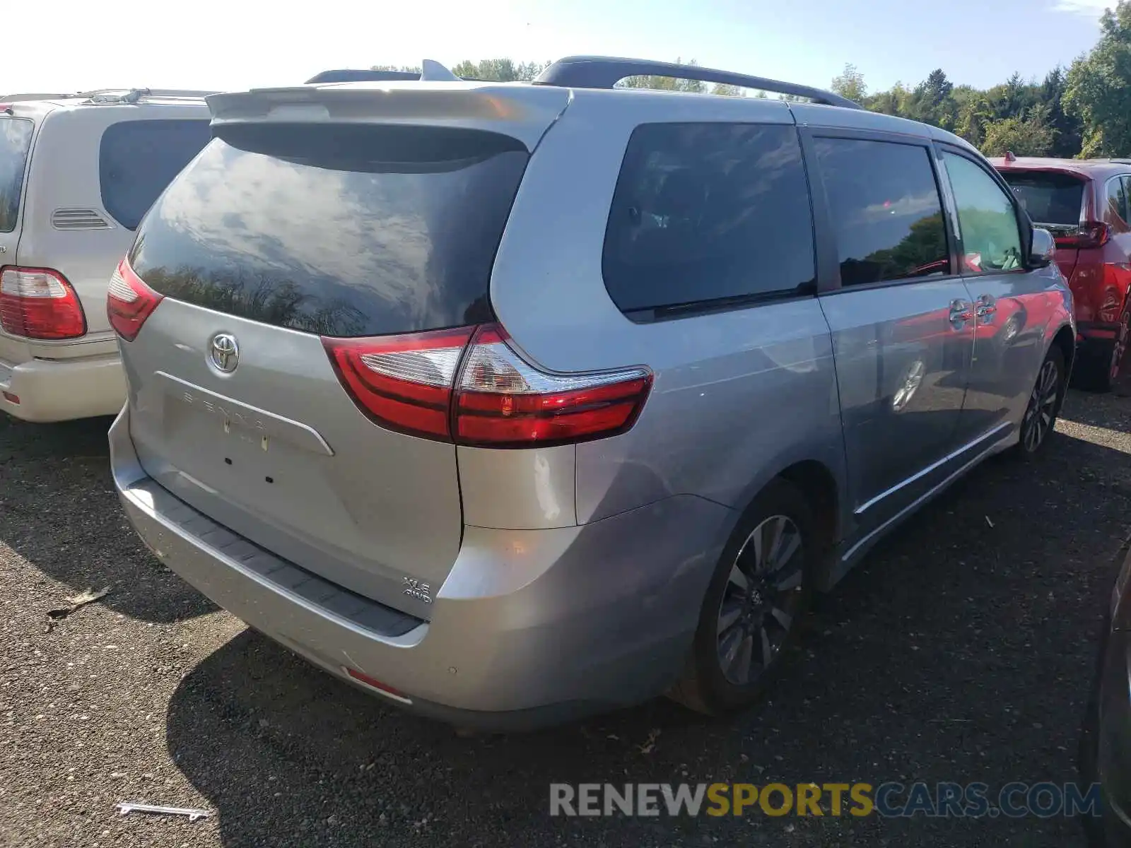 4 Photograph of a damaged car 5TDDZ3DC9KS225644 TOYOTA SIENNA 2019