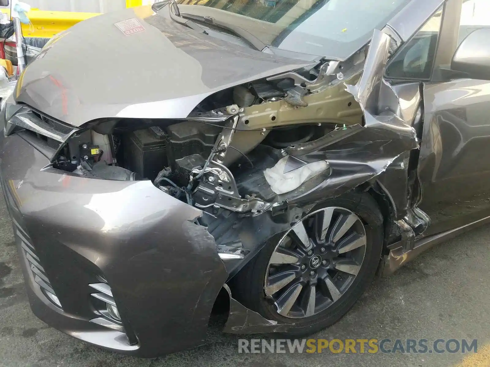 9 Photograph of a damaged car 5TDDZ3DCXKS218413 TOYOTA SIENNA 2019