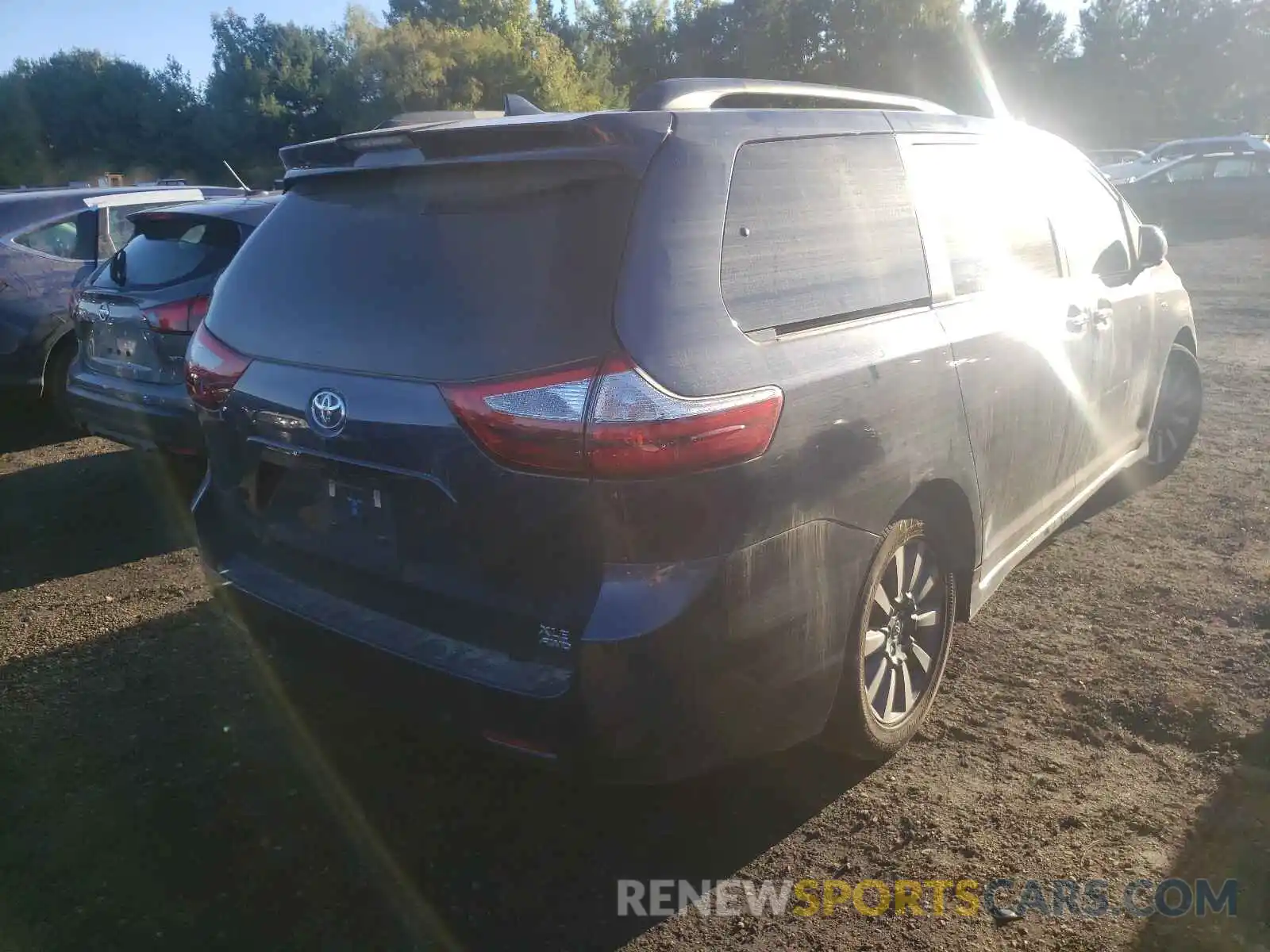 4 Photograph of a damaged car 5TDDZ3DCXKS224146 TOYOTA SIENNA 2019