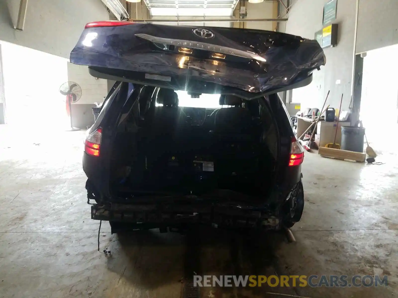 9 Photograph of a damaged car 5TDDZ3DCXKS227872 TOYOTA SIENNA 2019