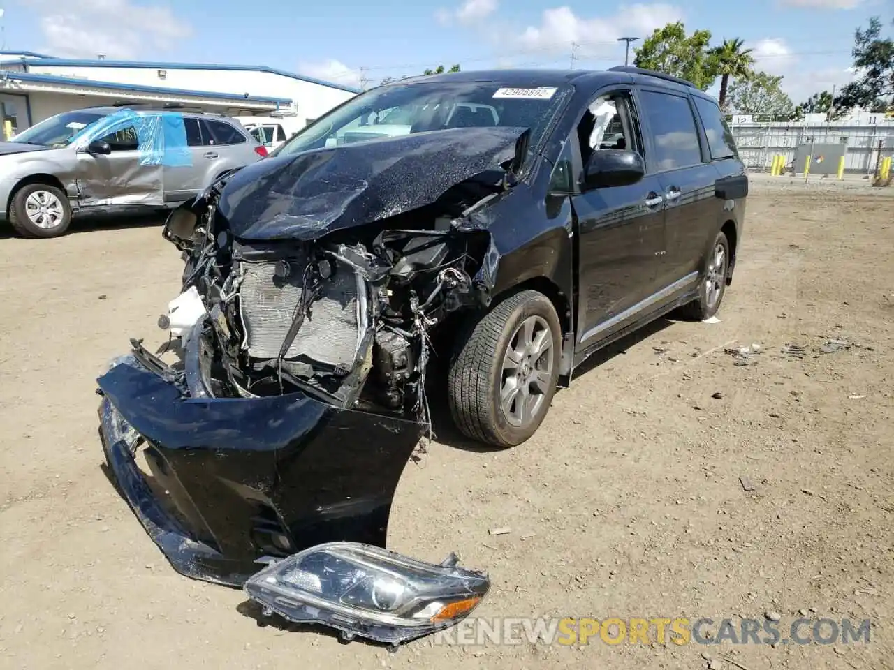 2 Photograph of a damaged car 5TDEZ3DC0KS221941 TOYOTA SIENNA 2019