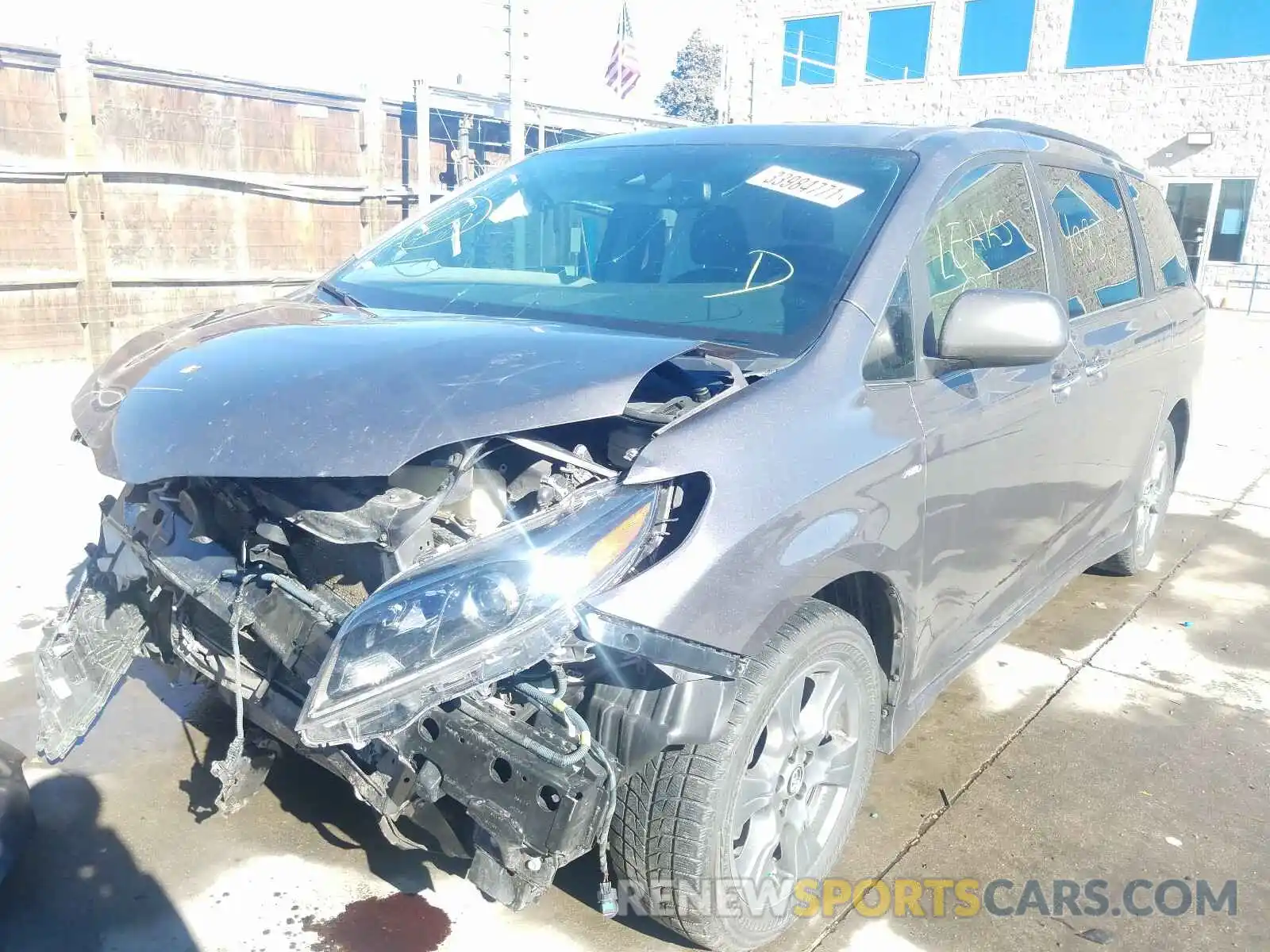 2 Фотография поврежденного автомобиля 5TDEZ3DC0KS223687 TOYOTA SIENNA 2019