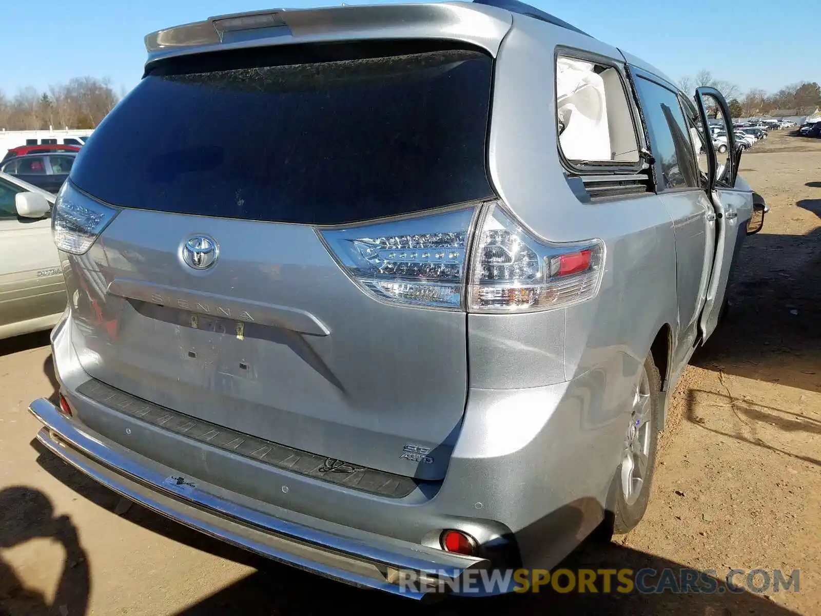 4 Photograph of a damaged car 5TDEZ3DC1KS223732 TOYOTA SIENNA 2019