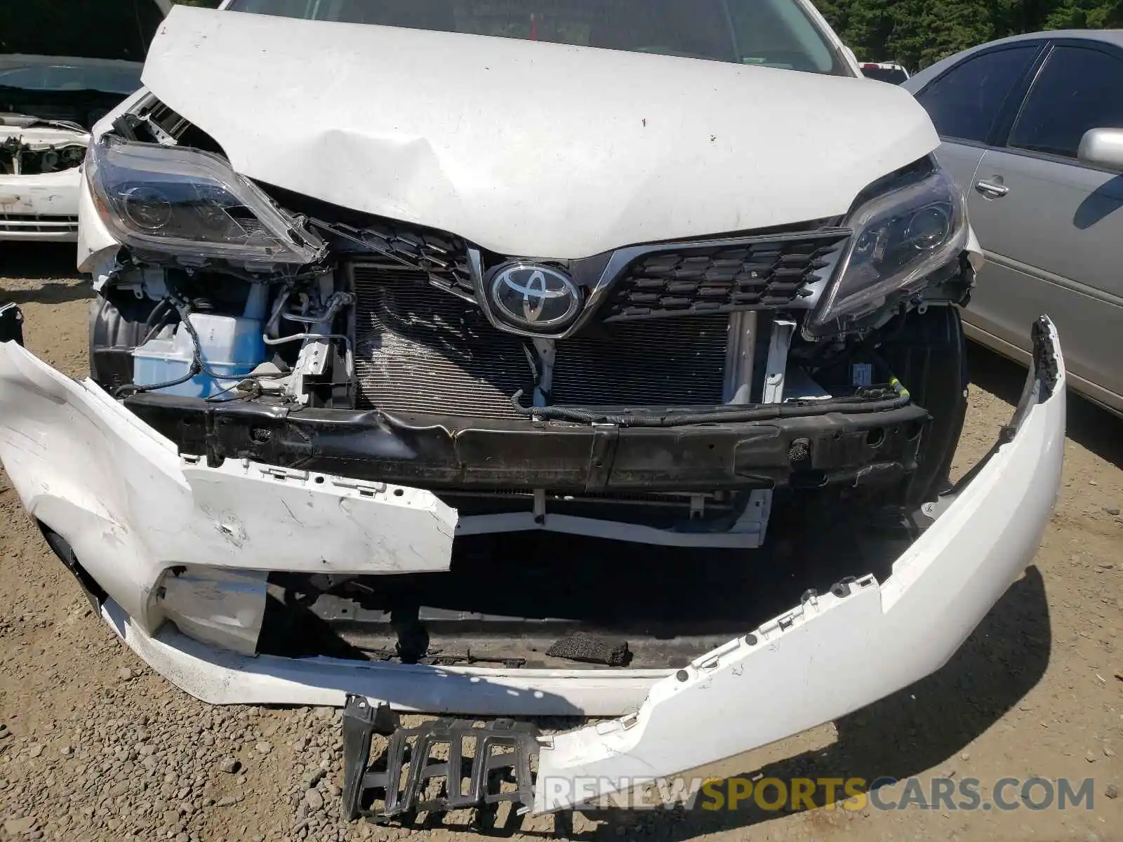 9 Photograph of a damaged car 5TDEZ3DC1KS225836 TOYOTA SIENNA 2019