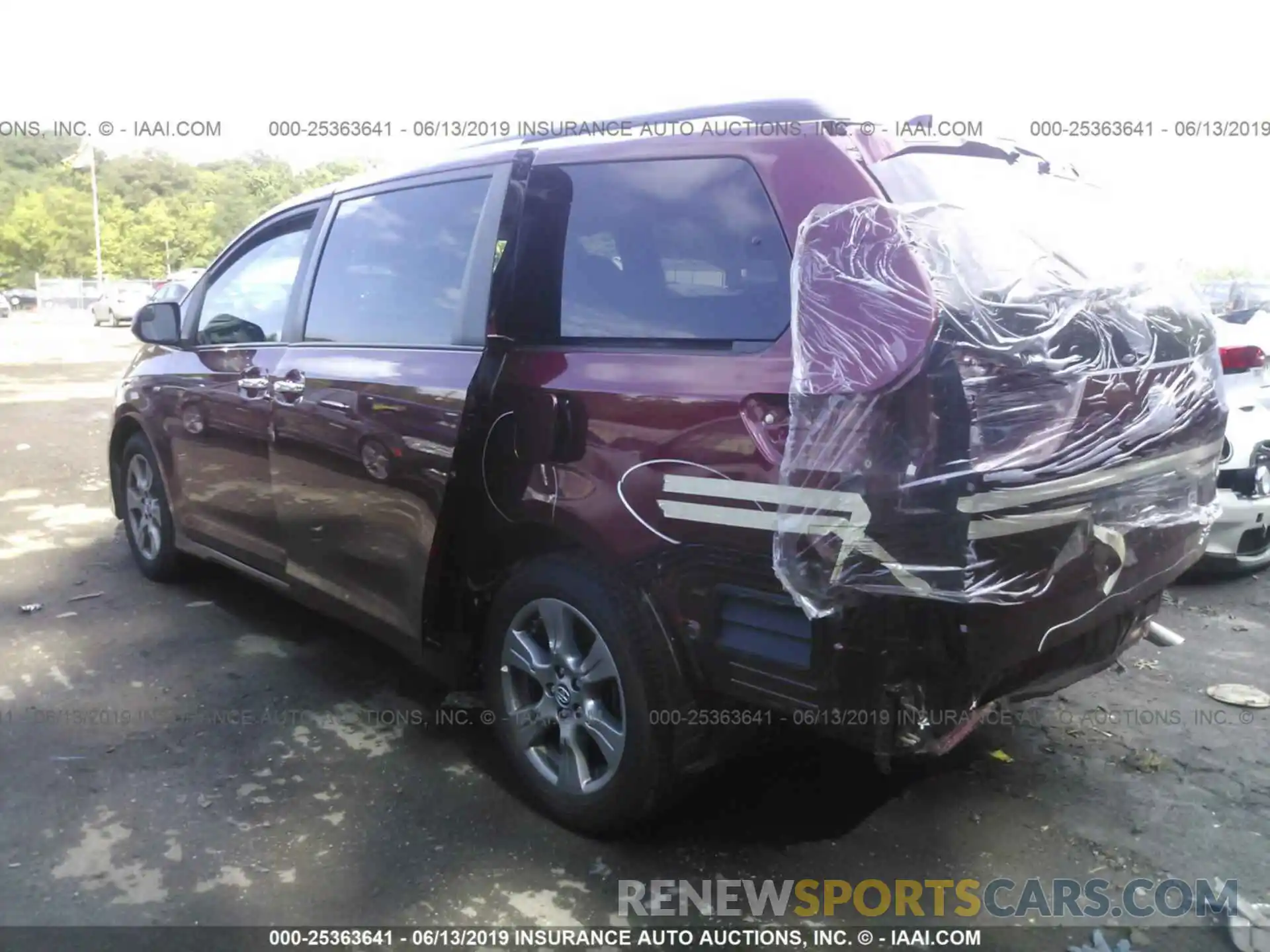 3 Photograph of a damaged car 5TDEZ3DC2KS212061 TOYOTA SIENNA 2019