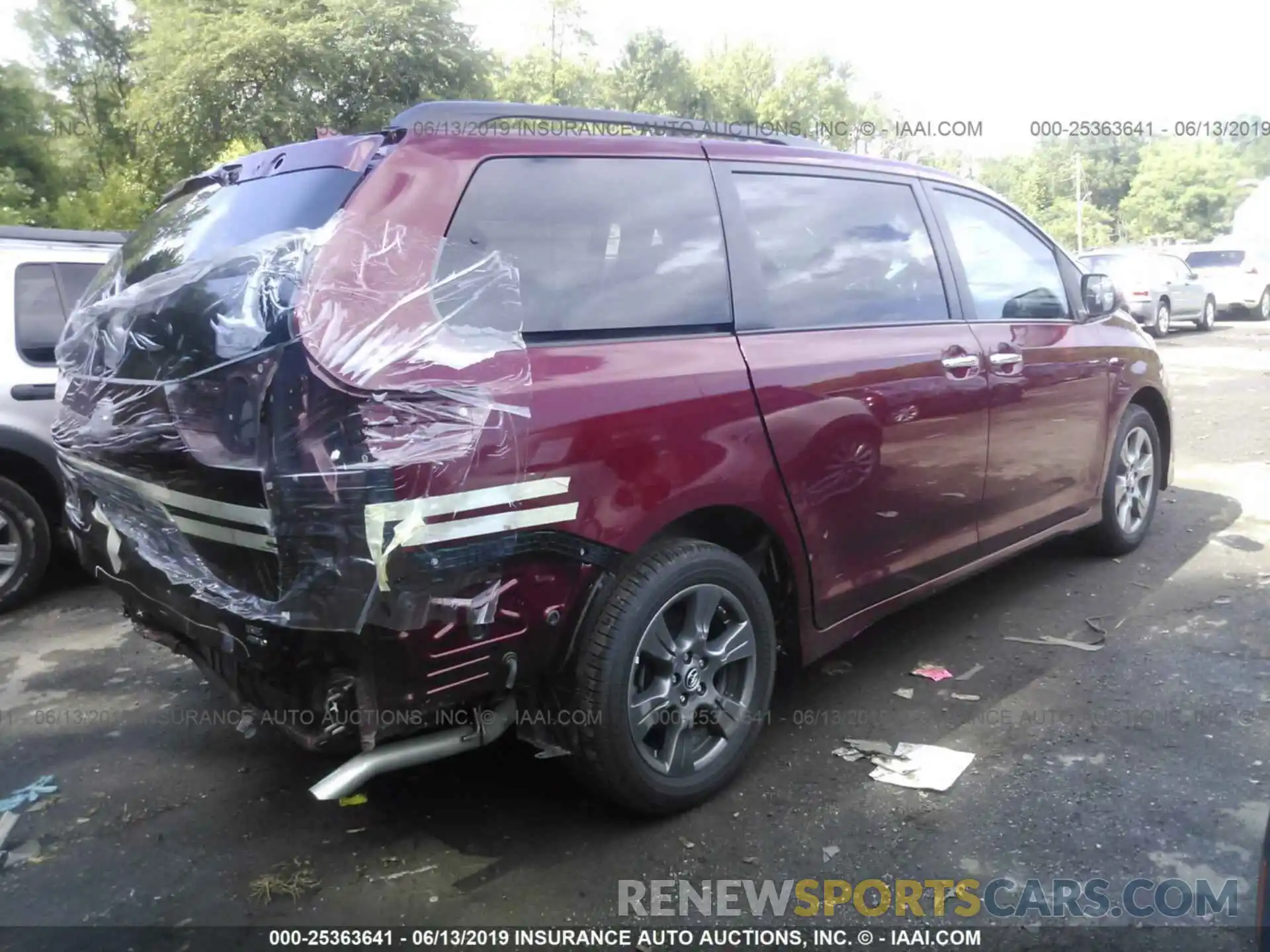 4 Photograph of a damaged car 5TDEZ3DC2KS212061 TOYOTA SIENNA 2019