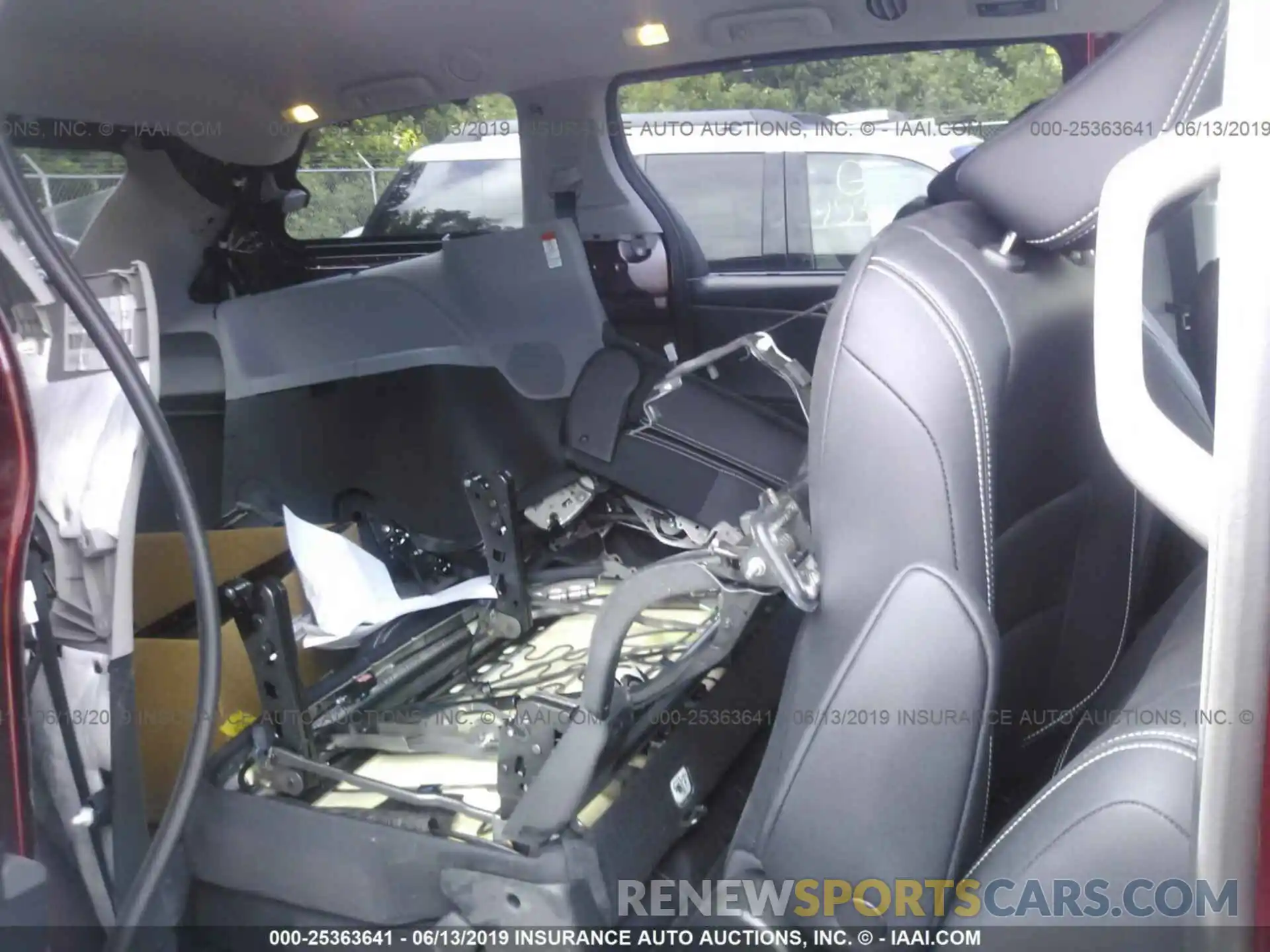 8 Photograph of a damaged car 5TDEZ3DC2KS212061 TOYOTA SIENNA 2019