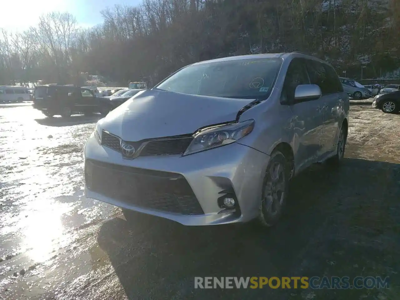 2 Photograph of a damaged car 5TDEZ3DC4KS220422 TOYOTA SIENNA 2019