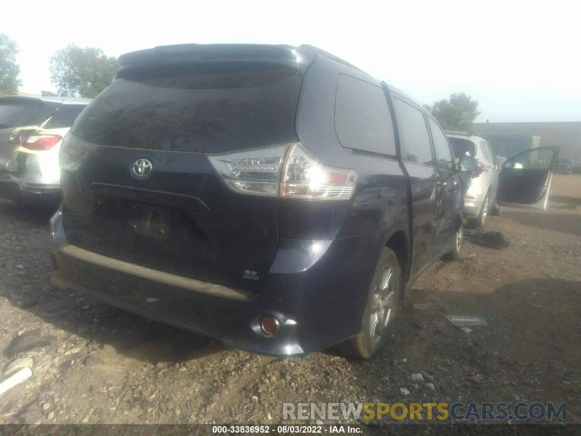 4 Photograph of a damaged car 5TDEZ3DC6KS212760 TOYOTA SIENNA 2019