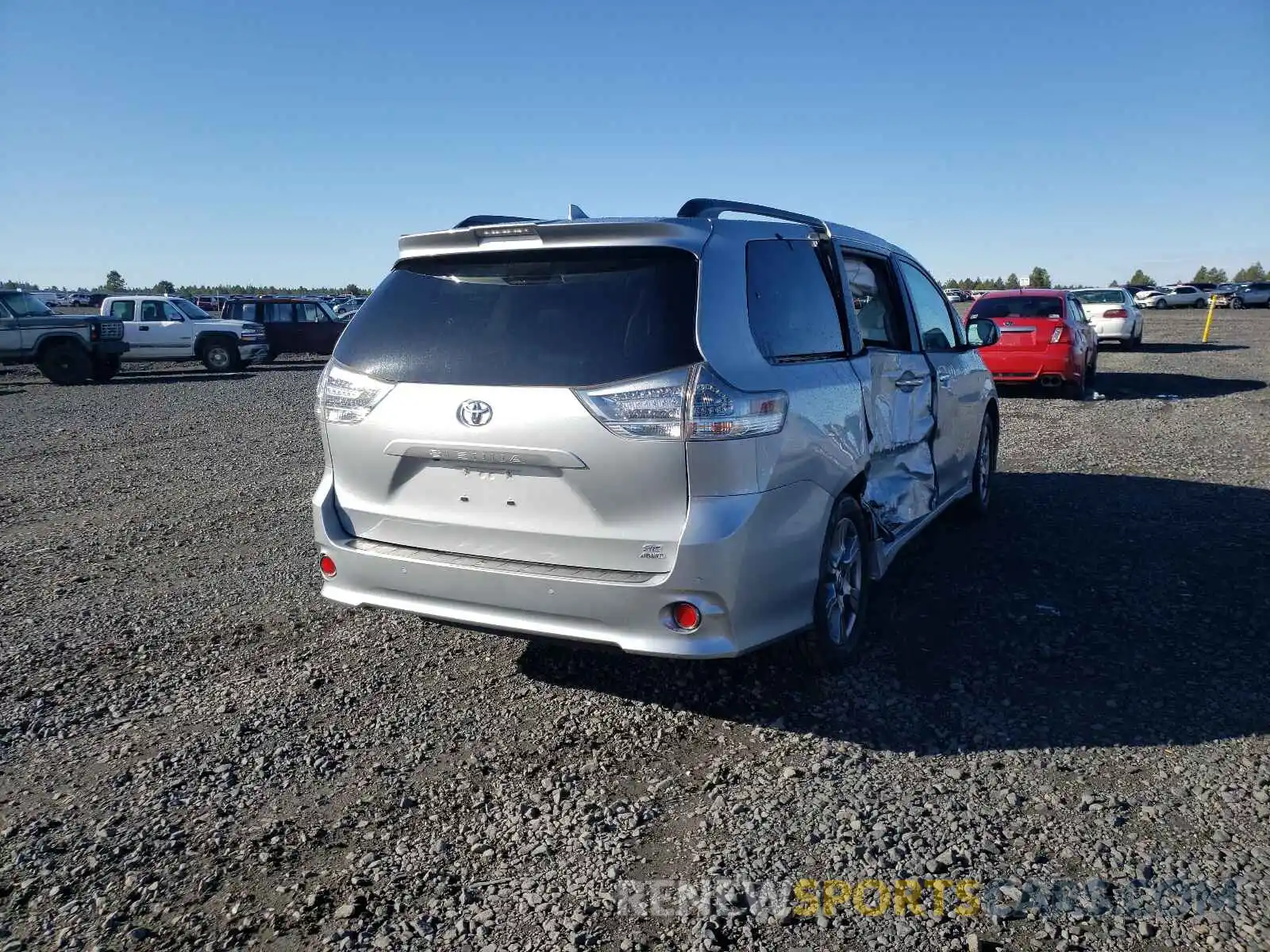 4 Photograph of a damaged car 5TDEZ3DC8KS223579 TOYOTA SIENNA 2019