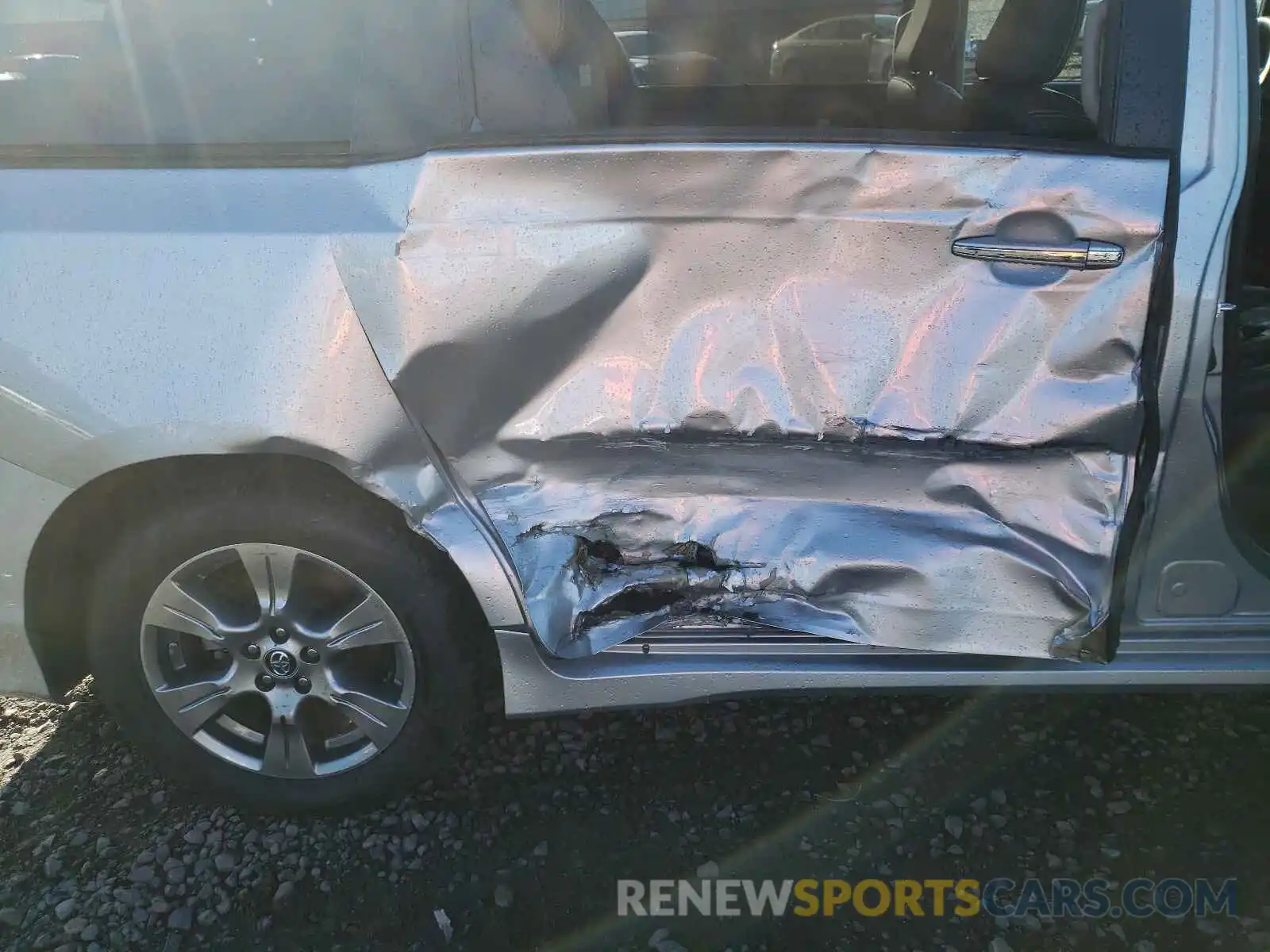 9 Photograph of a damaged car 5TDEZ3DC8KS223579 TOYOTA SIENNA 2019