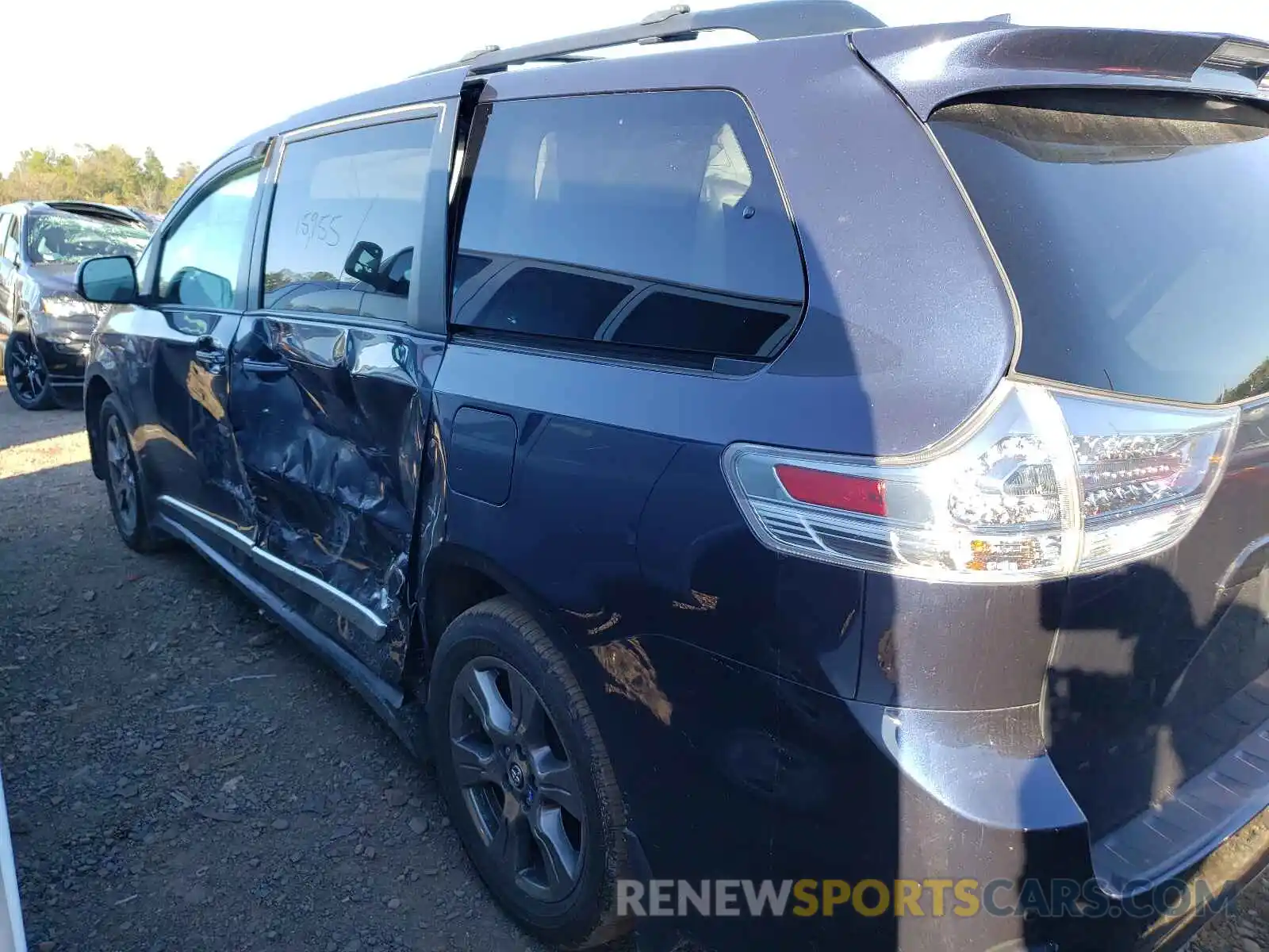 9 Photograph of a damaged car 5TDEZ3DC9KS214793 TOYOTA SIENNA 2019