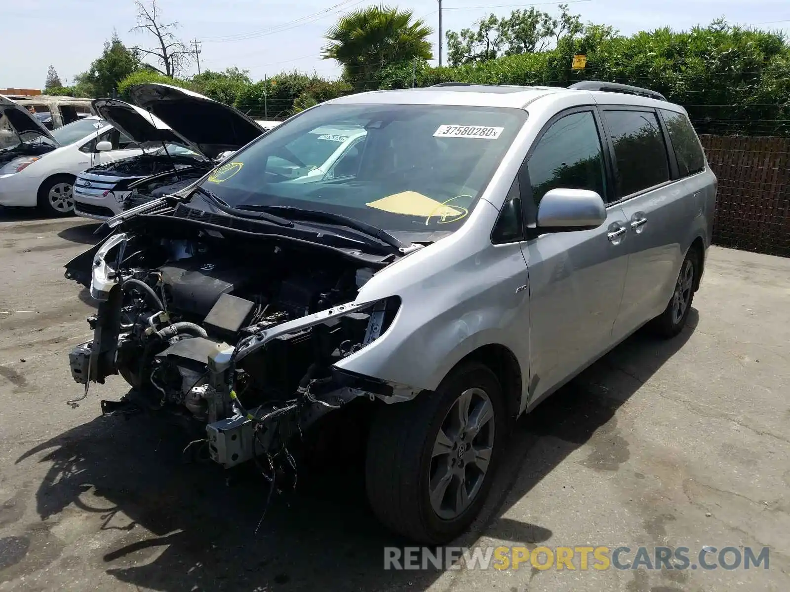 2 Photograph of a damaged car 5TDEZ3DCXKS209960 TOYOTA SIENNA 2019