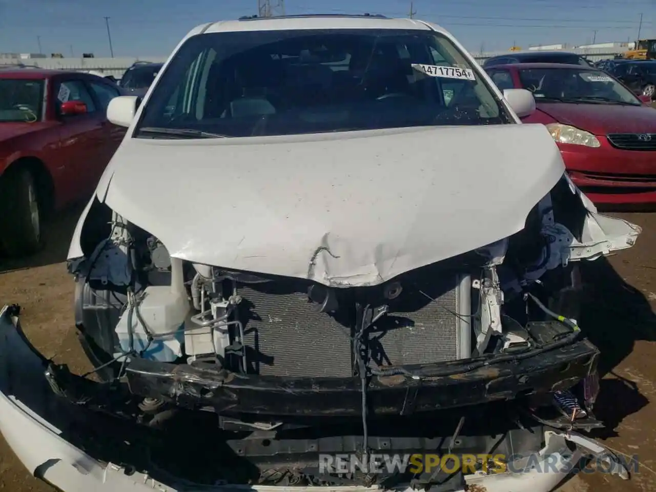 5 Photograph of a damaged car 5TDEZ3DCXKS213121 TOYOTA SIENNA 2019