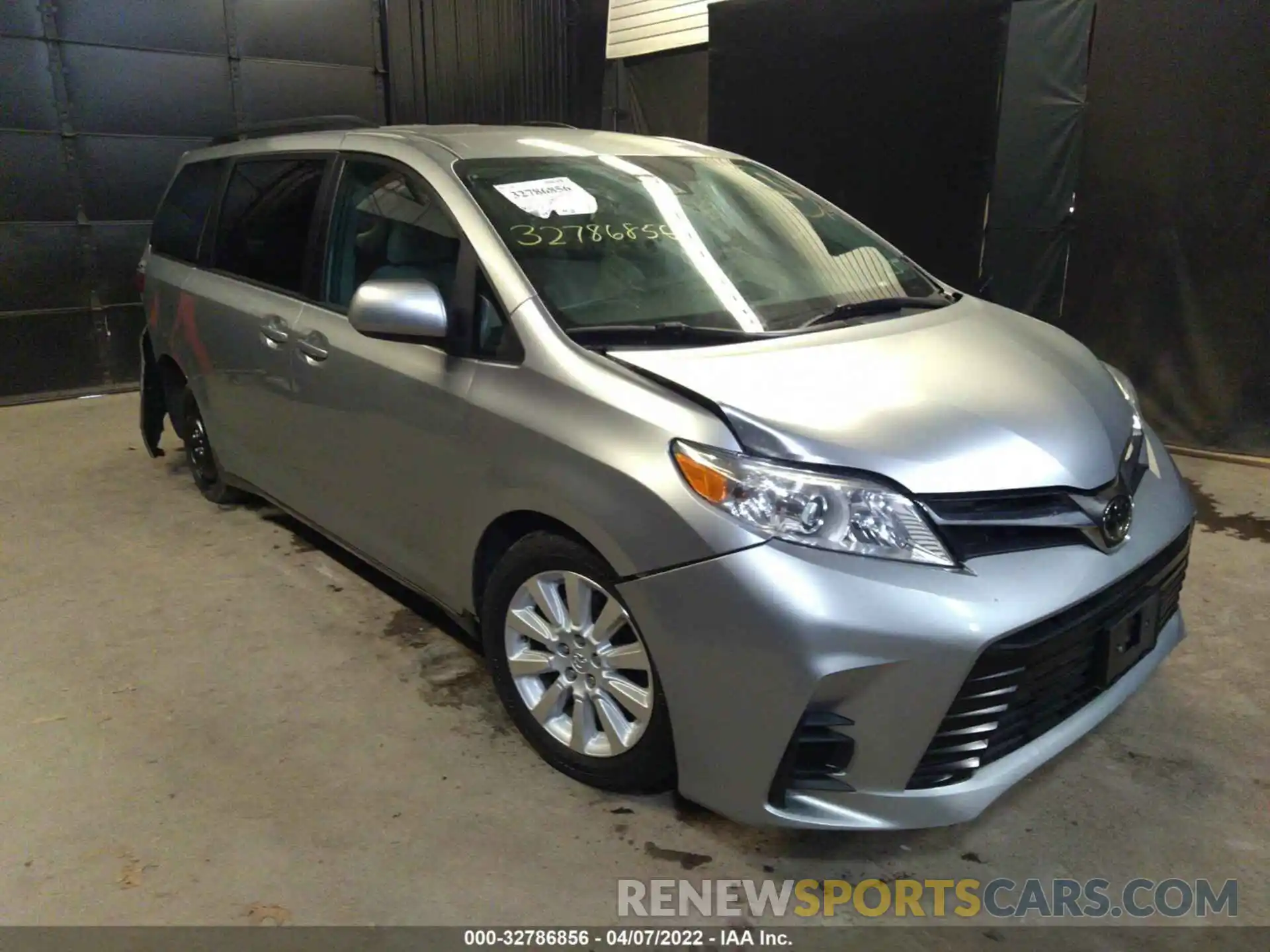 1 Photograph of a damaged car 5TDJZ3DC0KS222067 TOYOTA SIENNA 2019