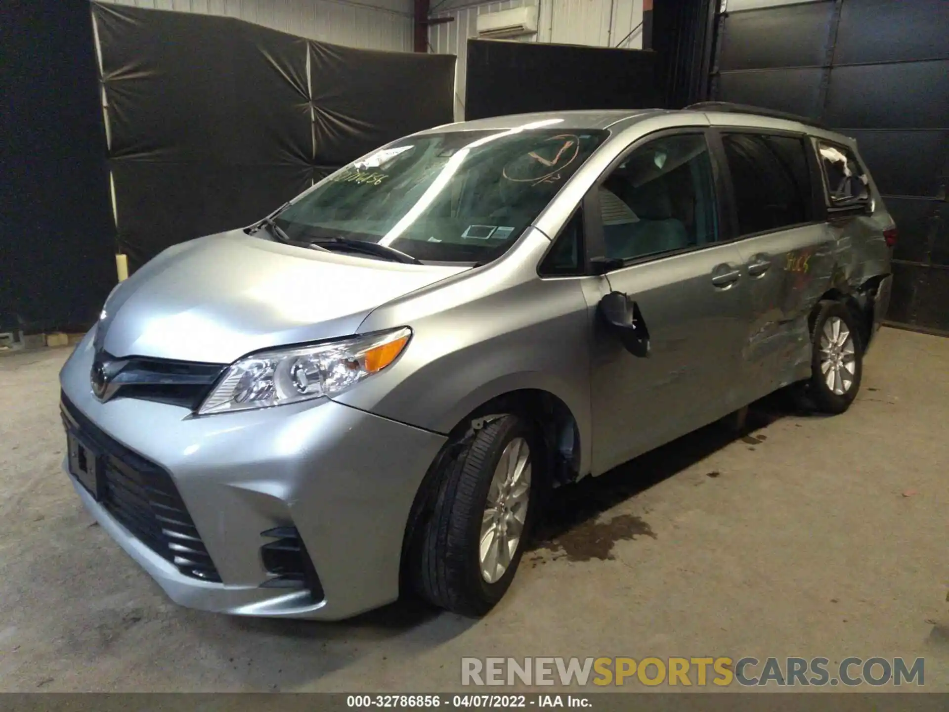 2 Photograph of a damaged car 5TDJZ3DC0KS222067 TOYOTA SIENNA 2019