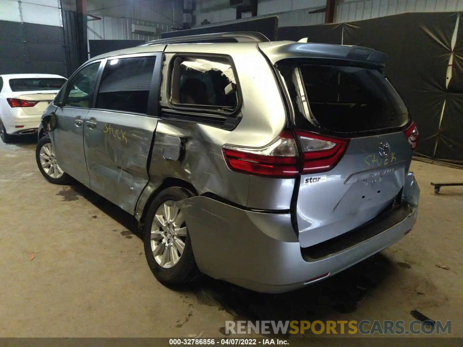 3 Photograph of a damaged car 5TDJZ3DC0KS222067 TOYOTA SIENNA 2019