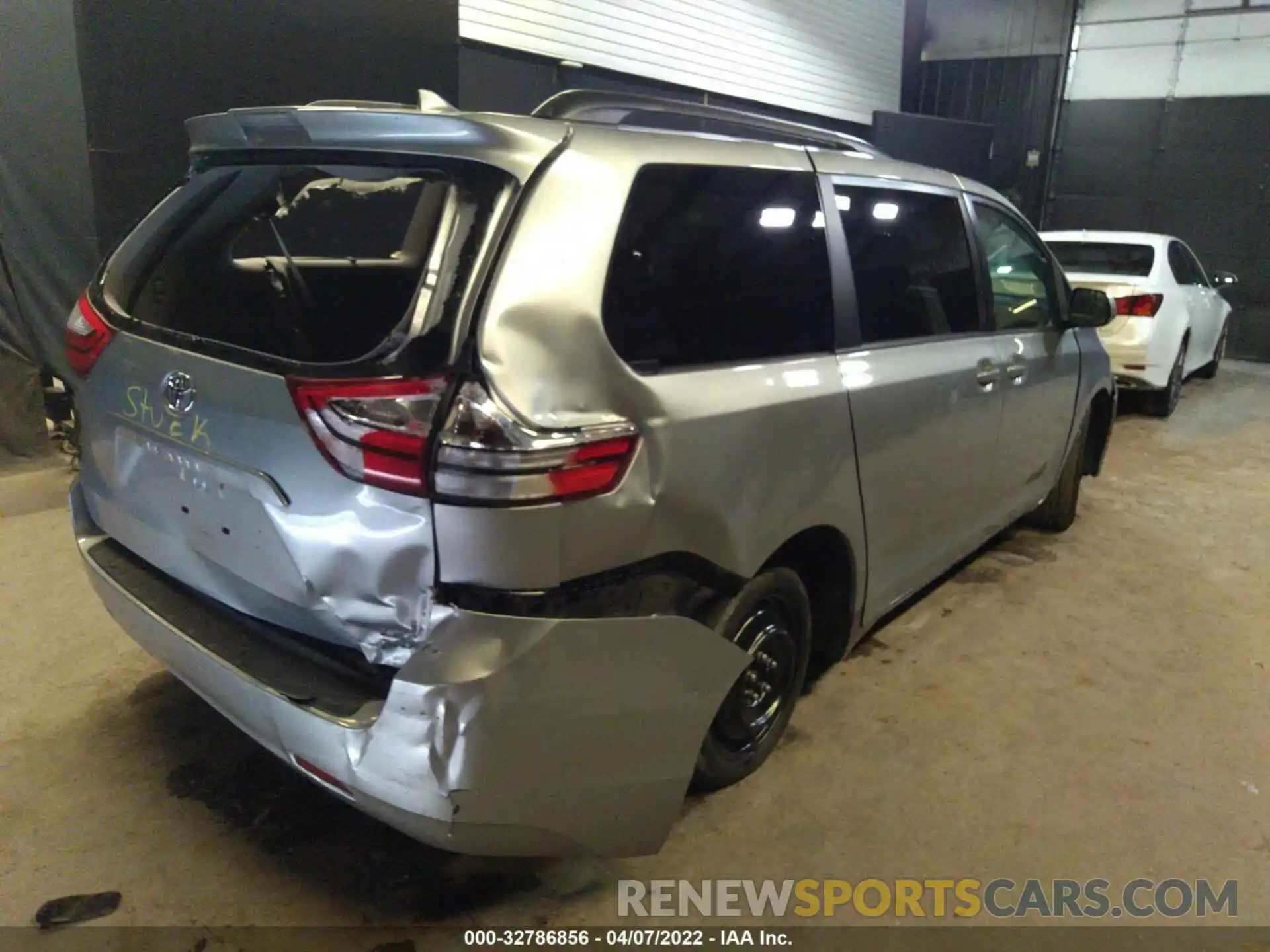 4 Photograph of a damaged car 5TDJZ3DC0KS222067 TOYOTA SIENNA 2019