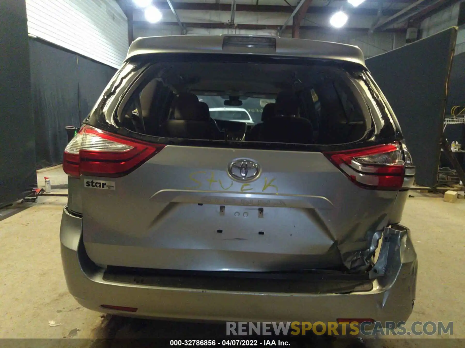 6 Photograph of a damaged car 5TDJZ3DC0KS222067 TOYOTA SIENNA 2019