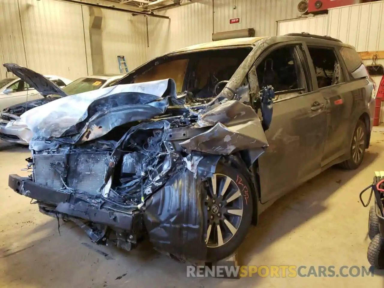 2 Photograph of a damaged car 5TDJZ3DC0KS226927 TOYOTA SIENNA 2019