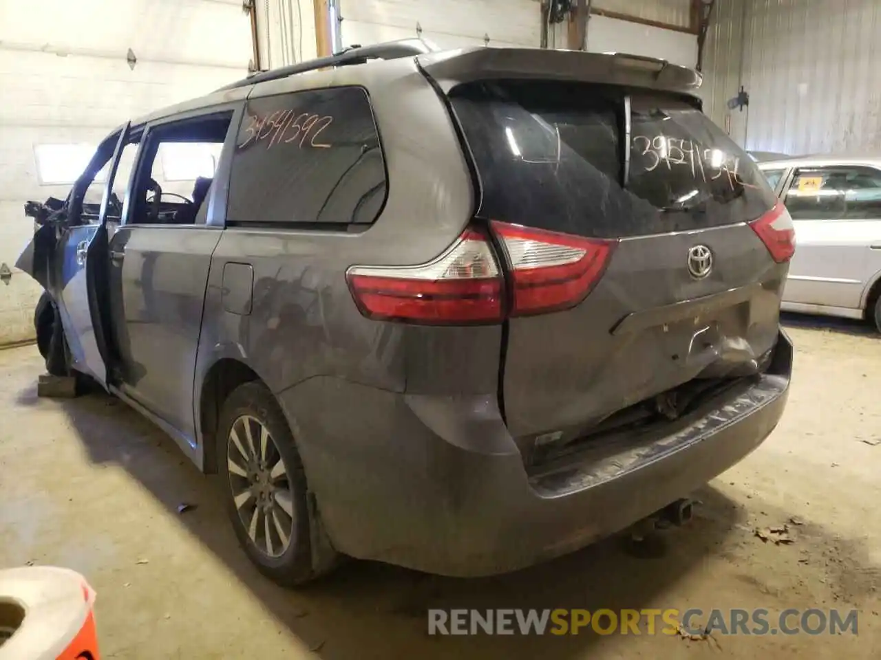 3 Photograph of a damaged car 5TDJZ3DC0KS226927 TOYOTA SIENNA 2019